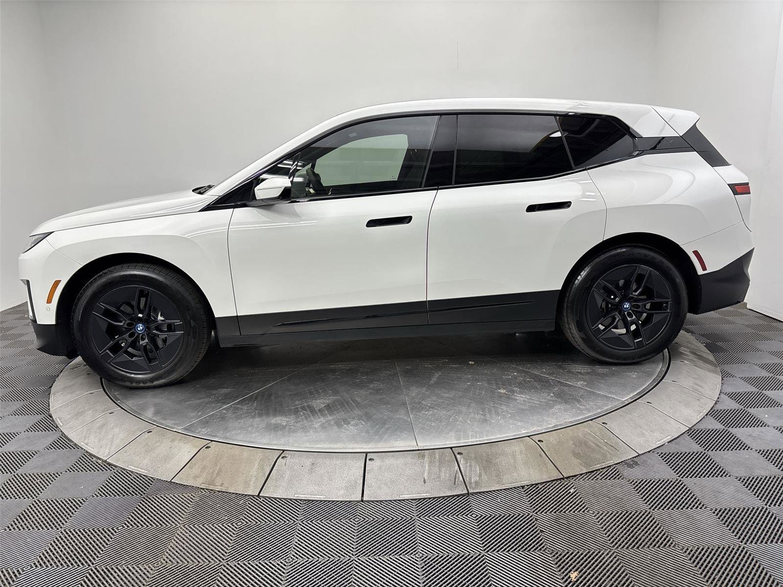 Used 2024 BMW iX xDrive50 AWD/4WD image 16