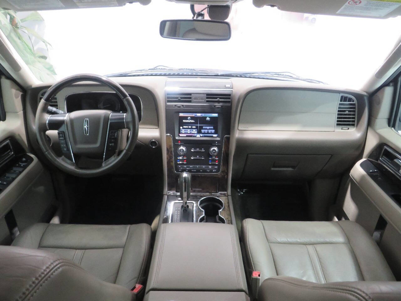 Used 2015 Lincoln Navigator 4WD image 16