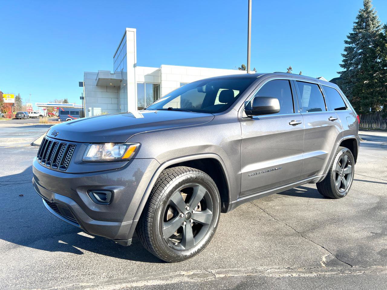 Used 2015 Jeep Grand Cherokee Altitude image 2