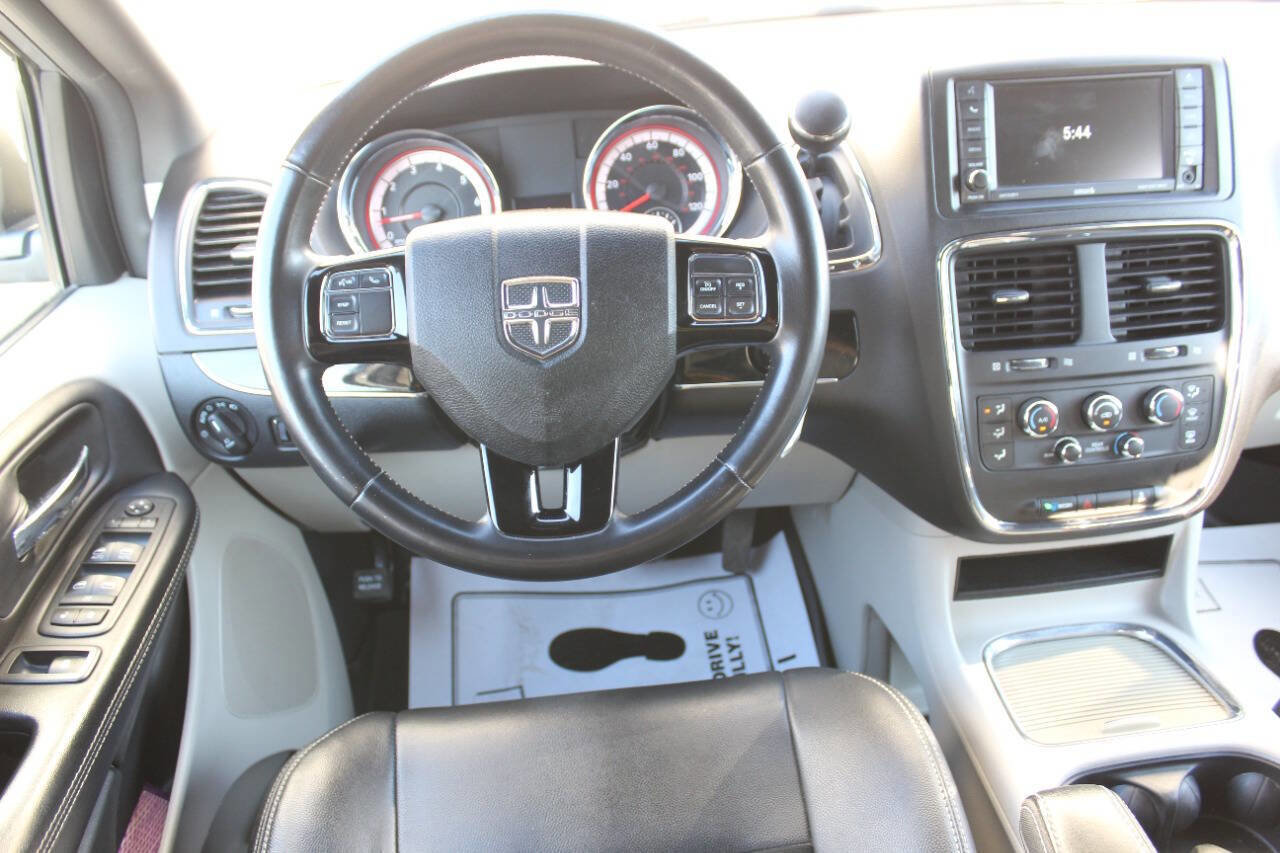 Used 2018 Dodge Grand Caravan SXT image 18