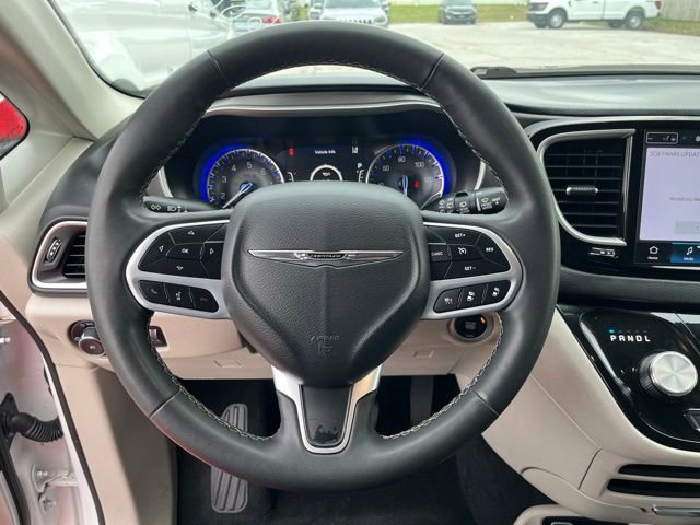 Used 2023 Chrysler Pacifica Touring-L FWD image 21