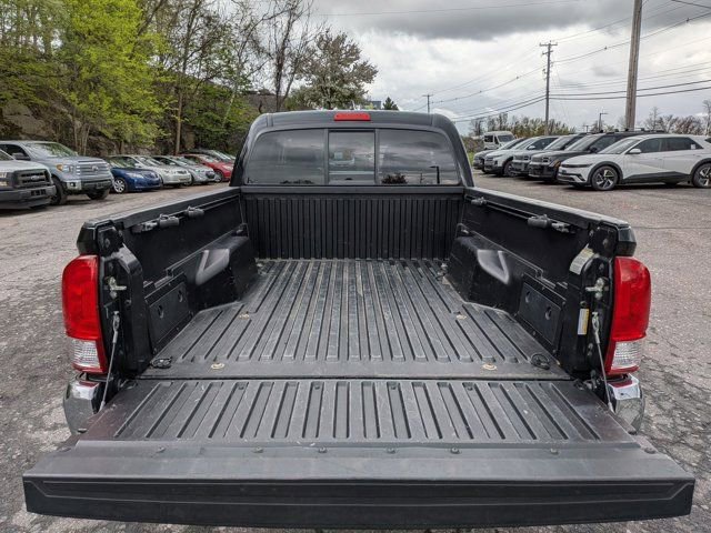Used 2017 Toyota Tacoma SR5 AWD/4WD image 5