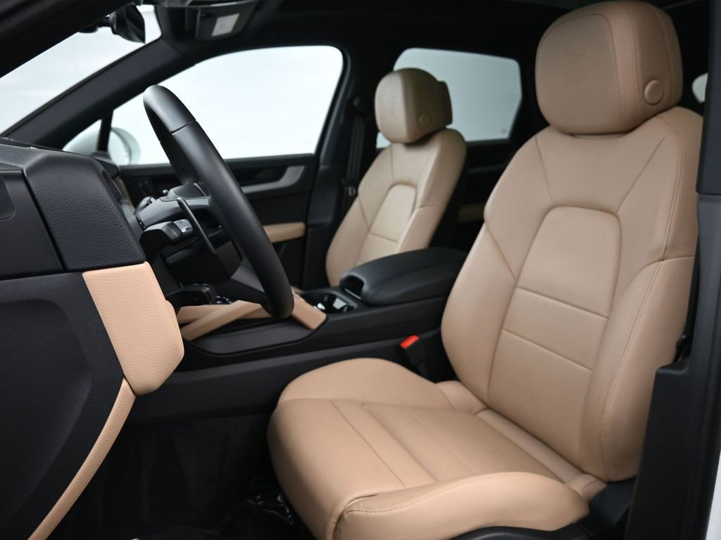 Certified 2025 Porsche Cayenne E-Hybrid w/ Premium Package Plus image 5