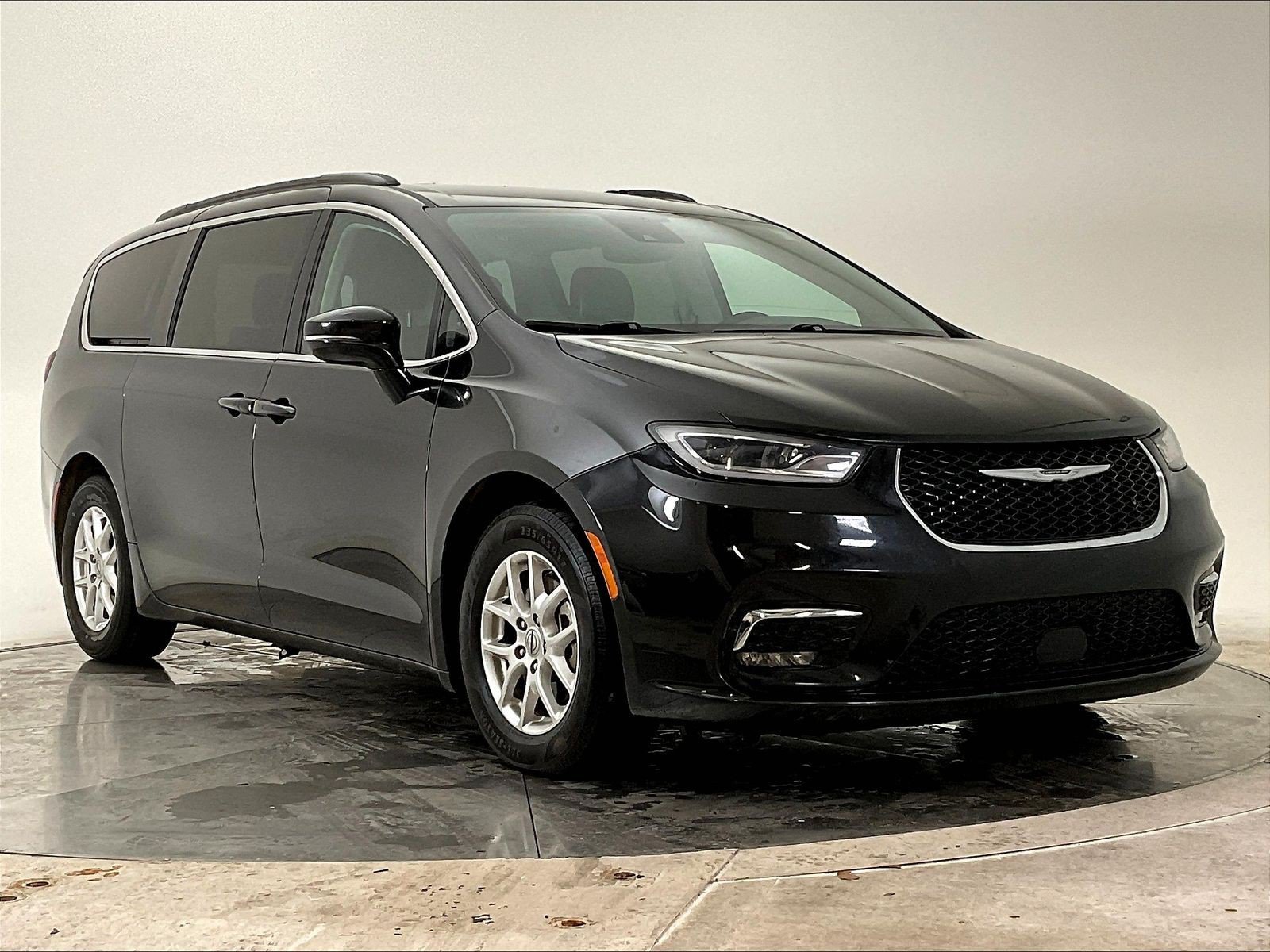 Used 2022 Chrysler Pacifica Touring-L FWD image 2