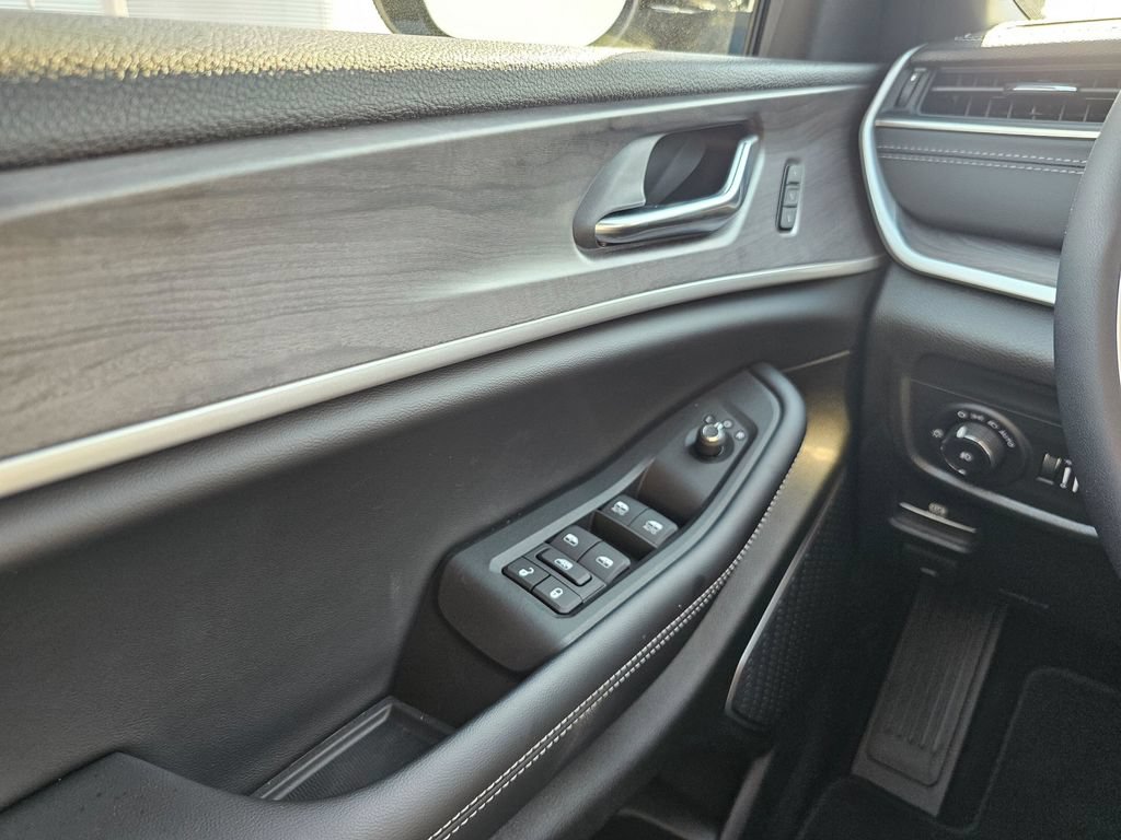 New 2025 Jeep Grand Cherokee L Limited w/ Black Appearance Package AWD/4WD image 27