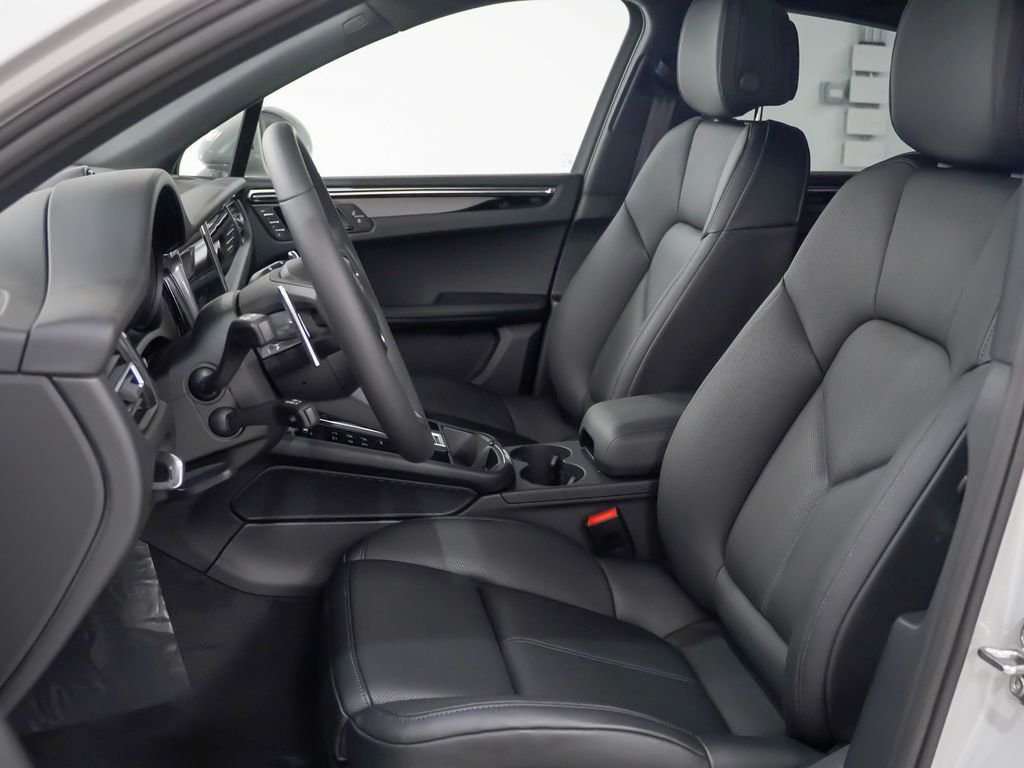 Certified 2026 Porsche Macan AWD/4WD image 5