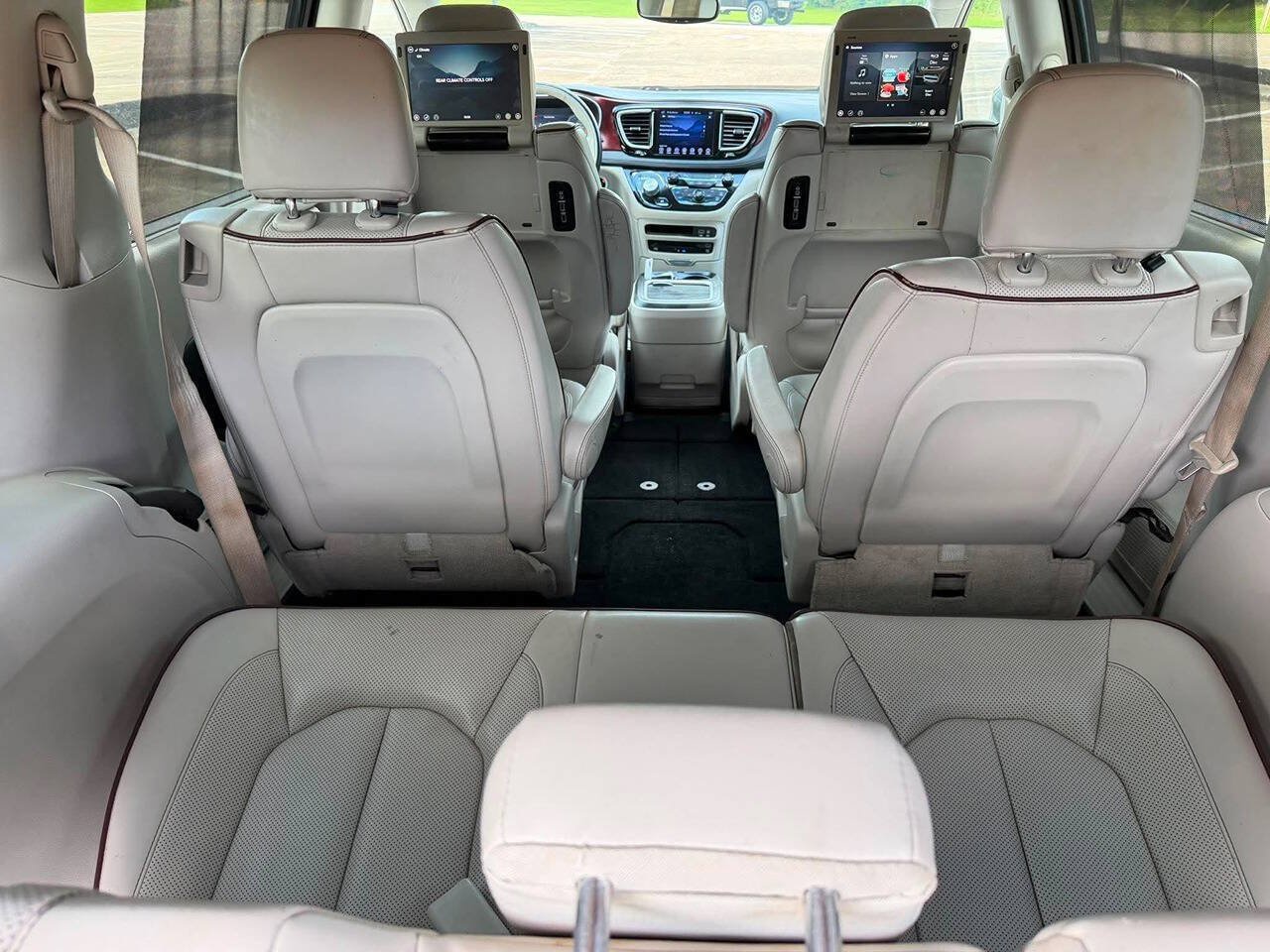 Used 2017 Chrysler Pacifica Limited FWD image 11