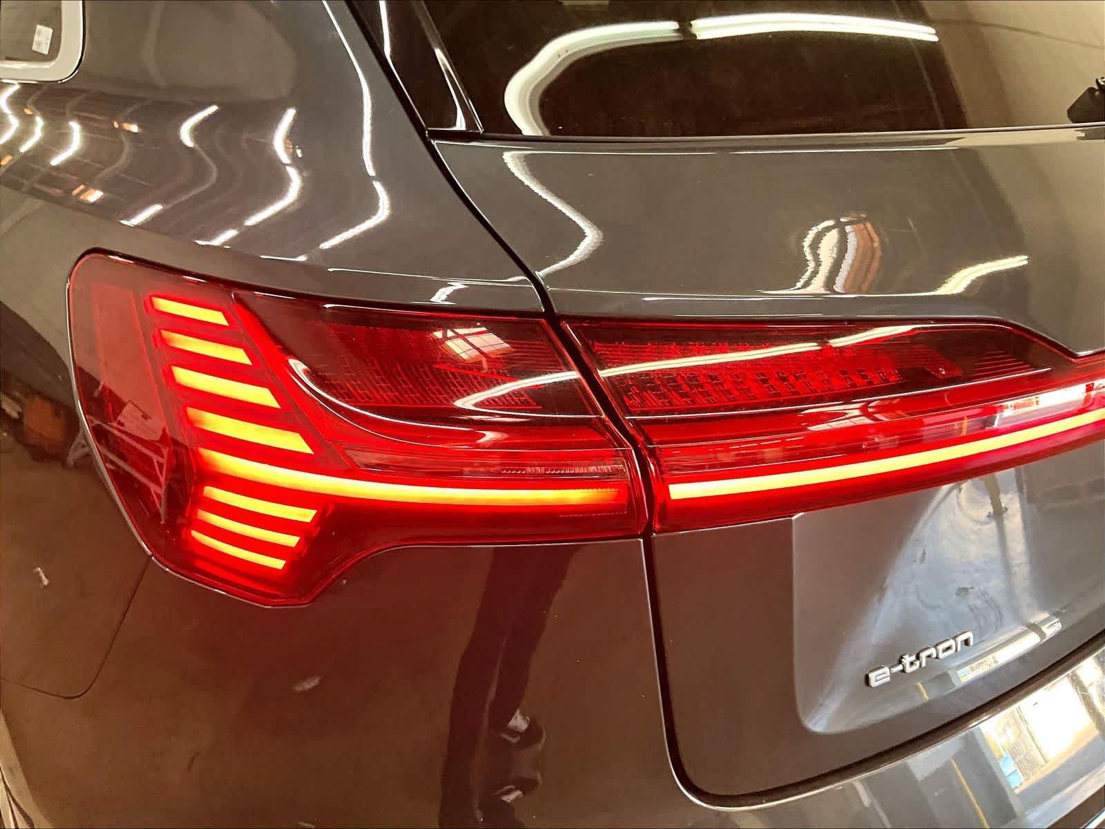 Used 2019 Audi e-tron Prestige w/ Prestige Package AWD/4WD image 33