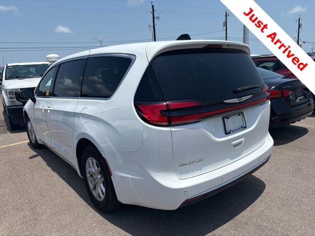 Used 2025 Chrysler Pacifica Select FWD image 9