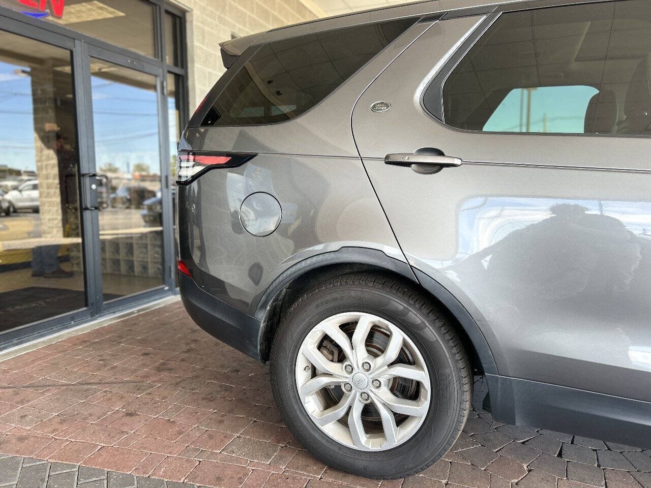 Used 2018 Land Rover Discovery SE AWD/4WD image 22