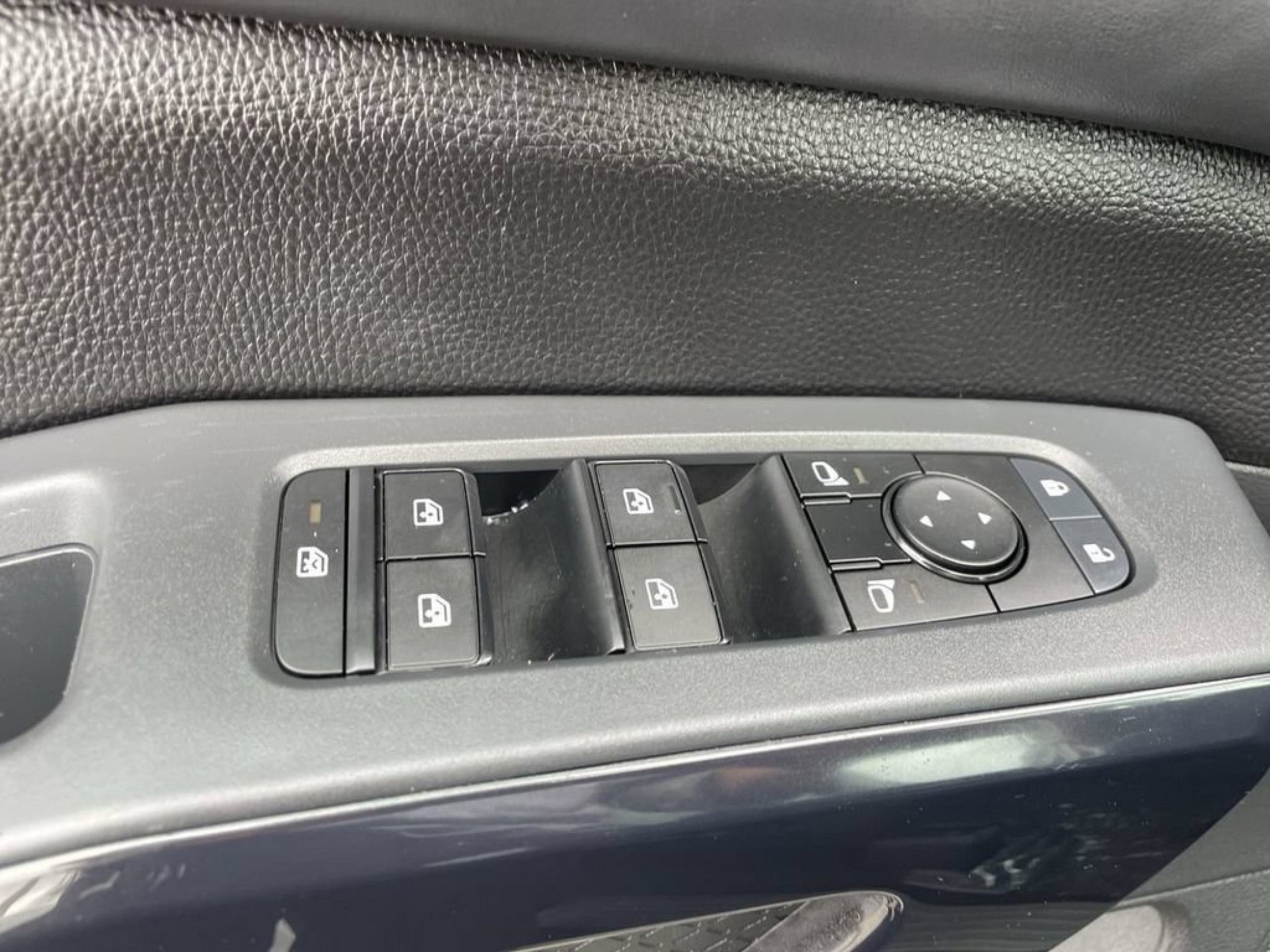 Used 2025 Nissan Pathfinder SV AWD/4WD image 16