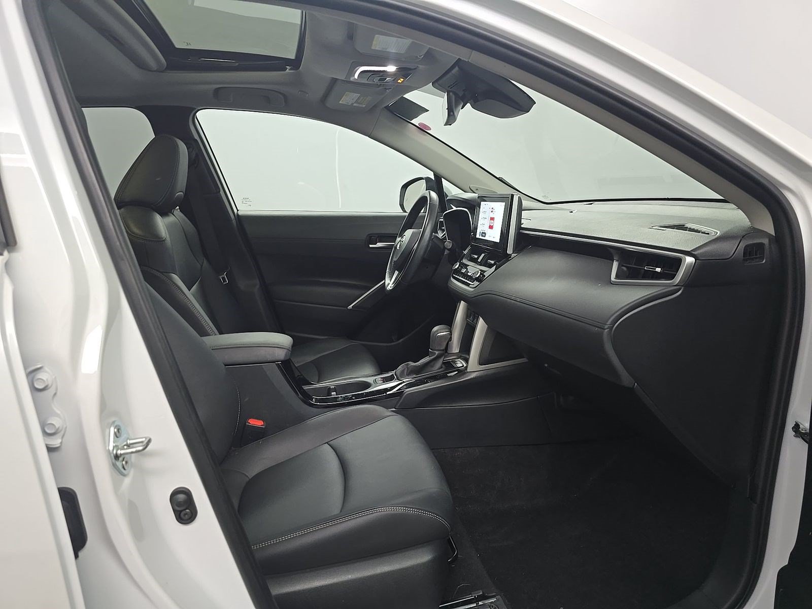 Used 2023 Toyota Corolla Cross XLE w/ Convenience Package FWD image 8