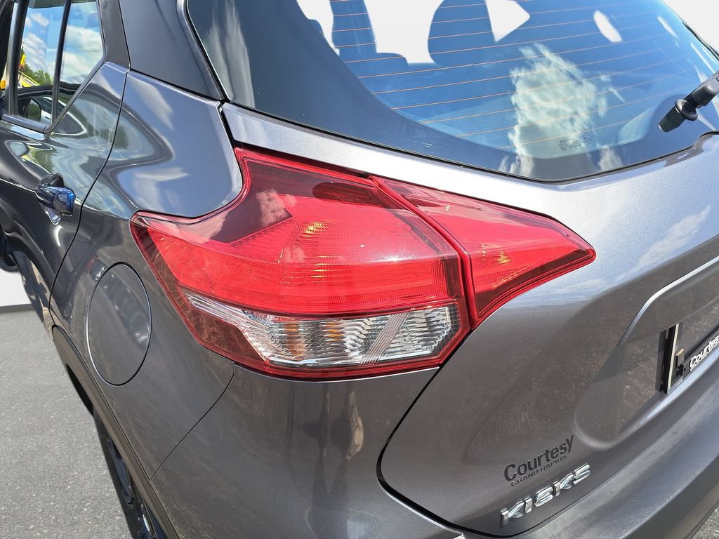 Used 2019 Nissan Kicks SV FWD image 32