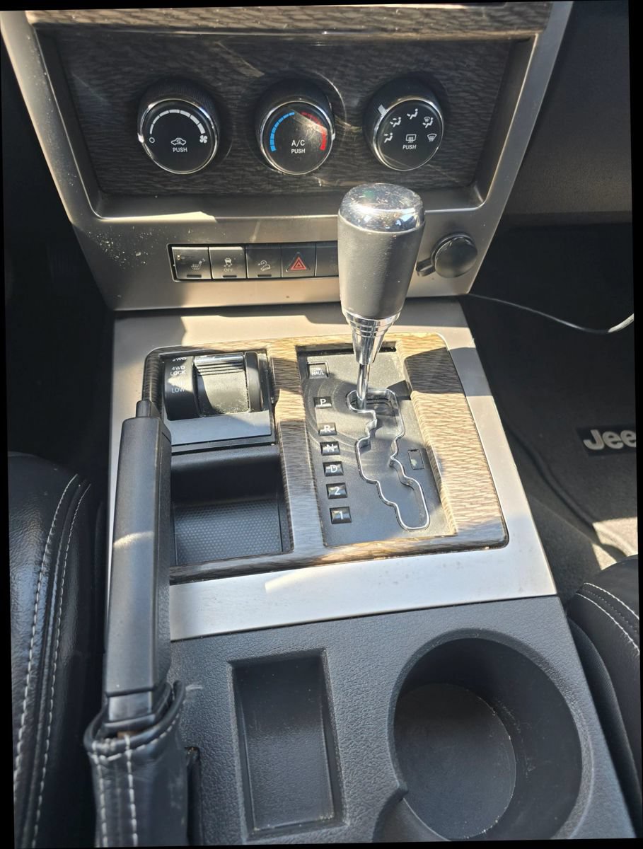 Used 2012 Jeep Liberty Limited Jet AWD/4WD image 17