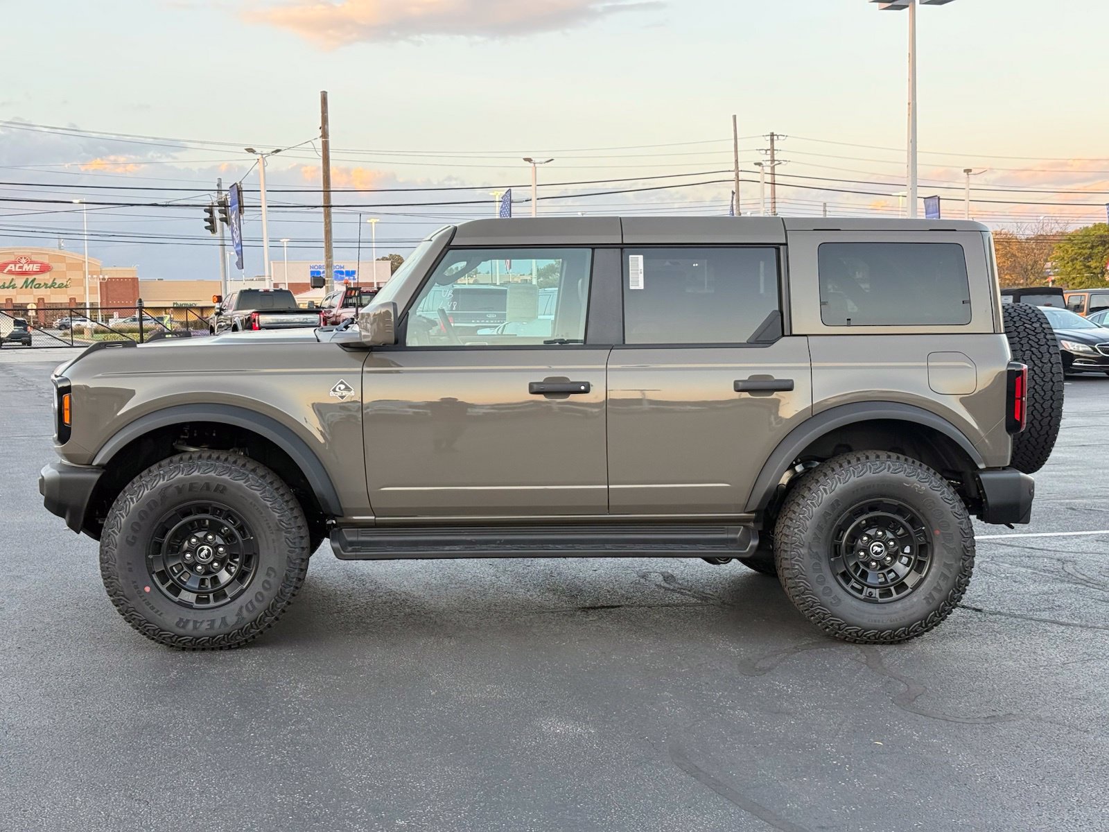 New 2026 Ford Bronco Outer Banks w/ Sasquatch Package AWD/4WD image 3
