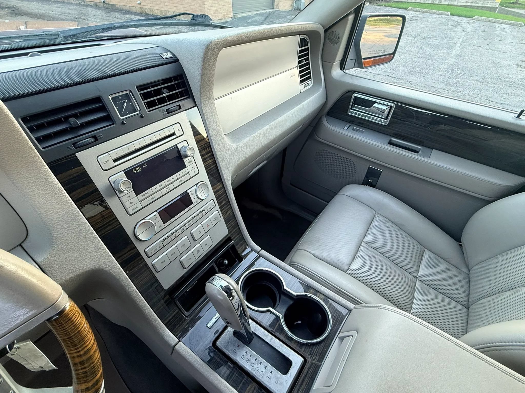 Used 2010 Lincoln Navigator 4WD image 13