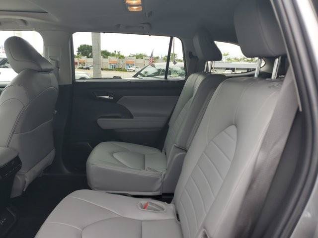 Used 2025 Toyota Highlander XLE FWD image 20