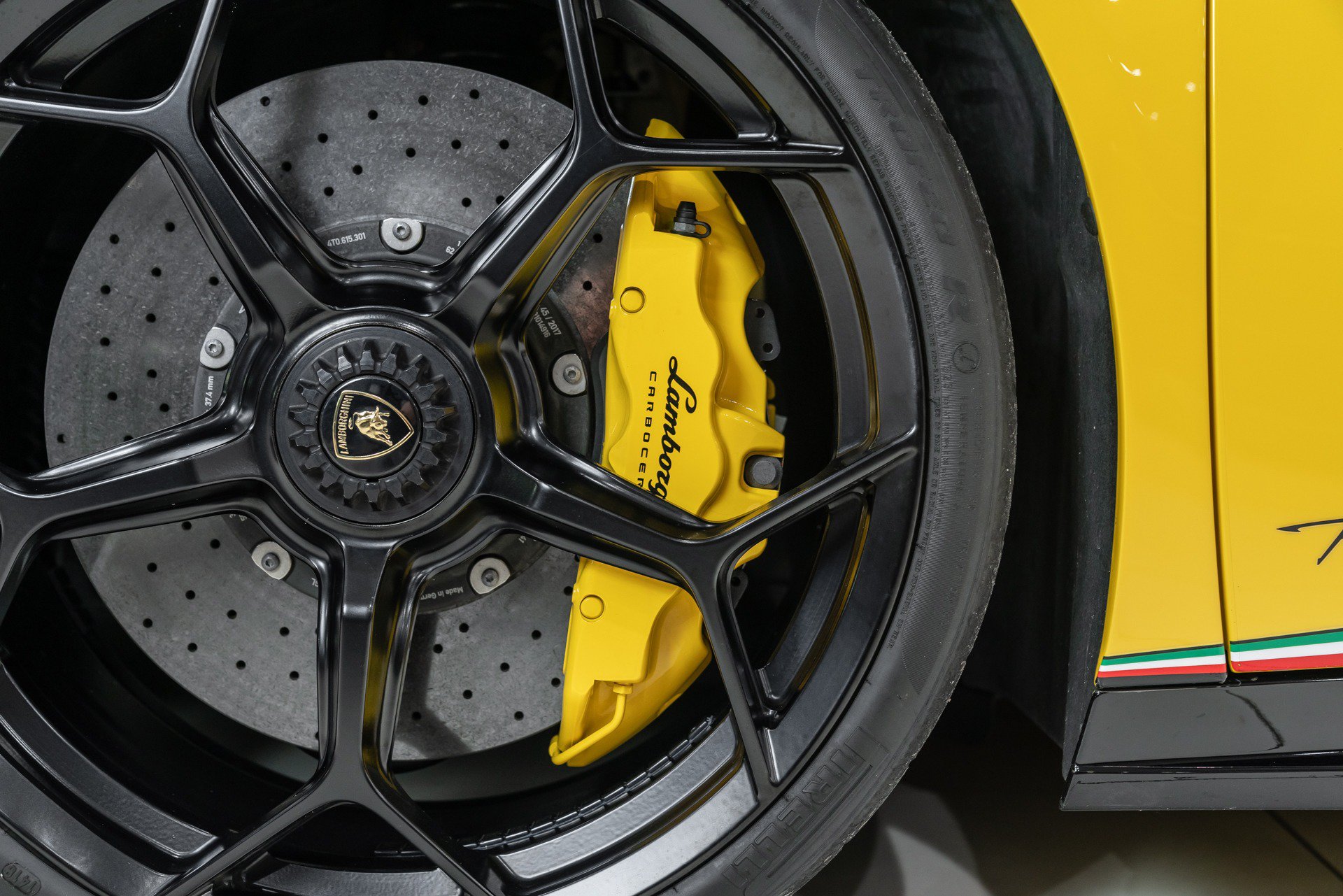 Used 2018 Lamborghini Huracan Performante AWD/4WD image 48