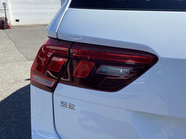 Certified 2022 Volkswagen Tiguan SE R-Line image 34