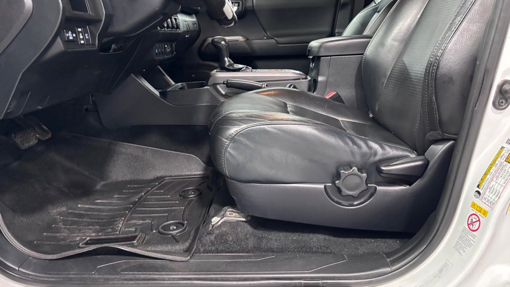 Used 2019 Toyota Tacoma TRD Sport AWD/4WD image 11