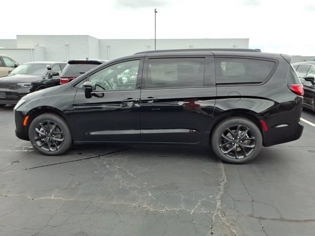 New 2027 Chrysler Pacifica Limited AWD/4WD image 3