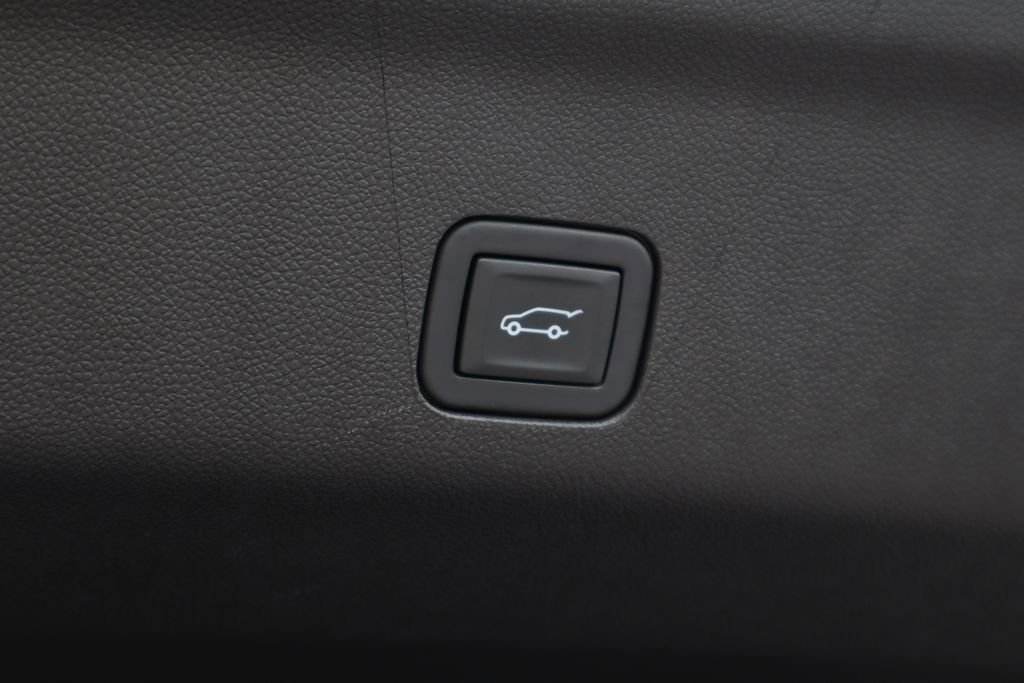 Used 2023 GMC Yukon XL Denali RWD image 32