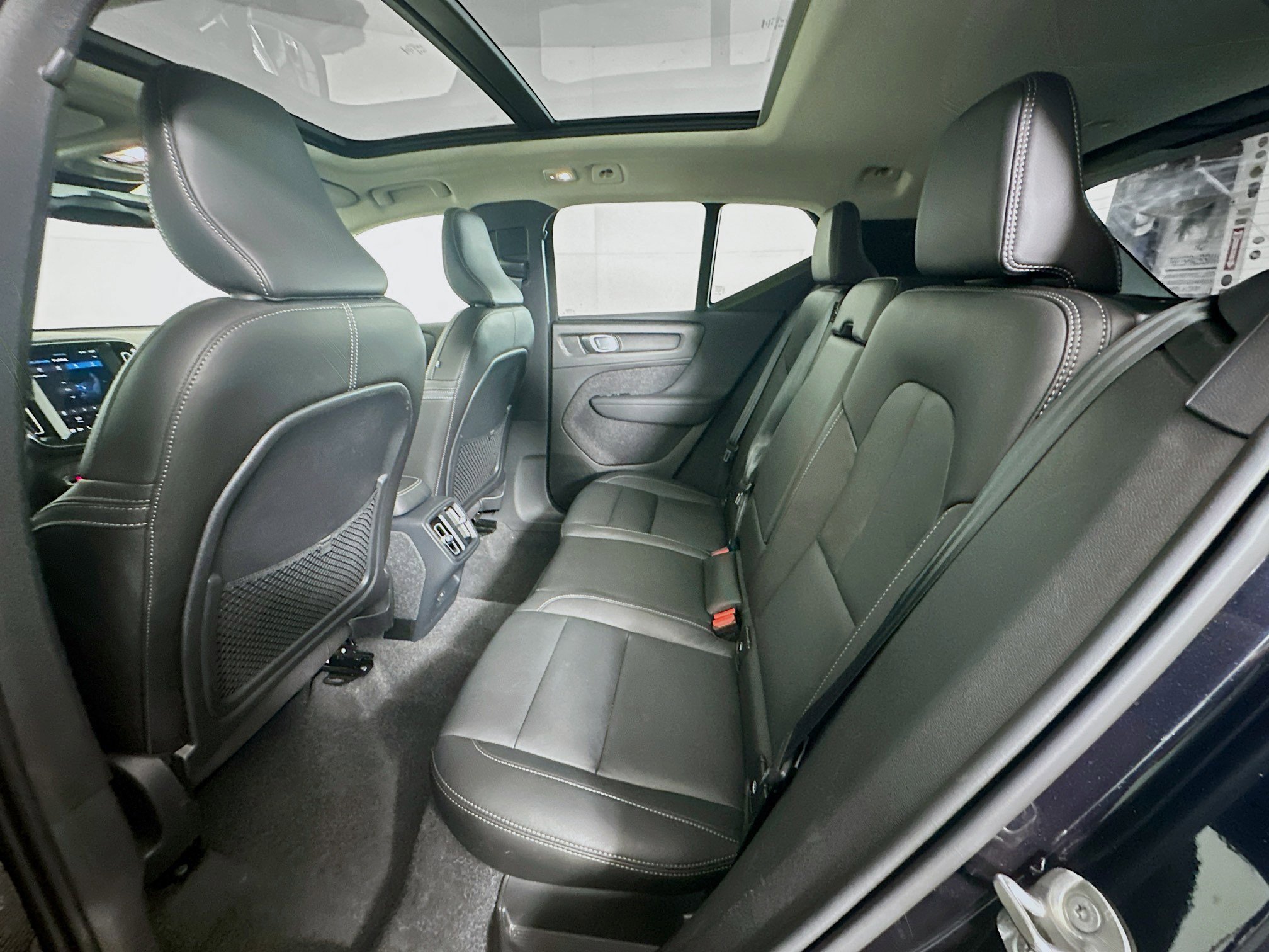 Used 2025 Volvo XC40 B5 Plus image 29
