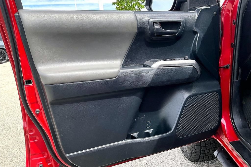Used 2019 Toyota Tacoma SR5 AWD/4WD image 14