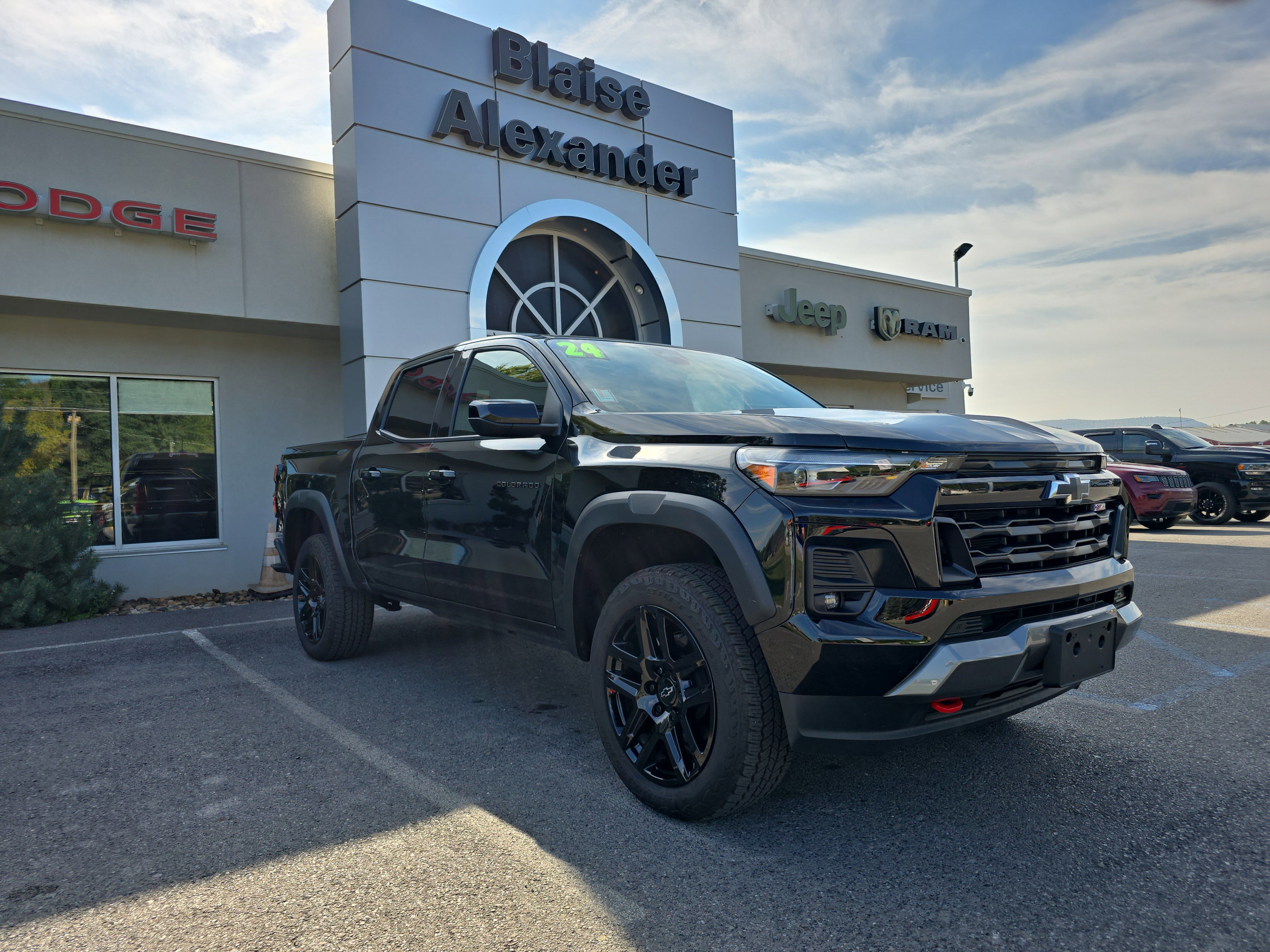 Used 2024 Chevrolet Colorado Z71 w/ Z71 Convenience Package 2