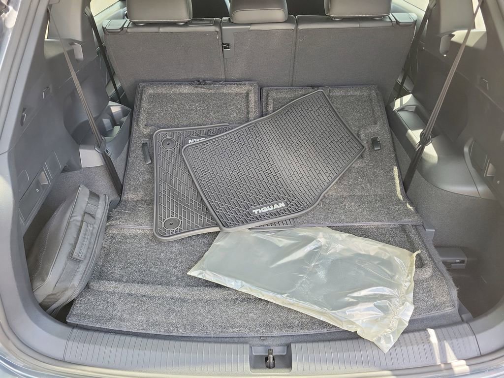 Used 2023 Volkswagen Tiguan SE R-Line image 9