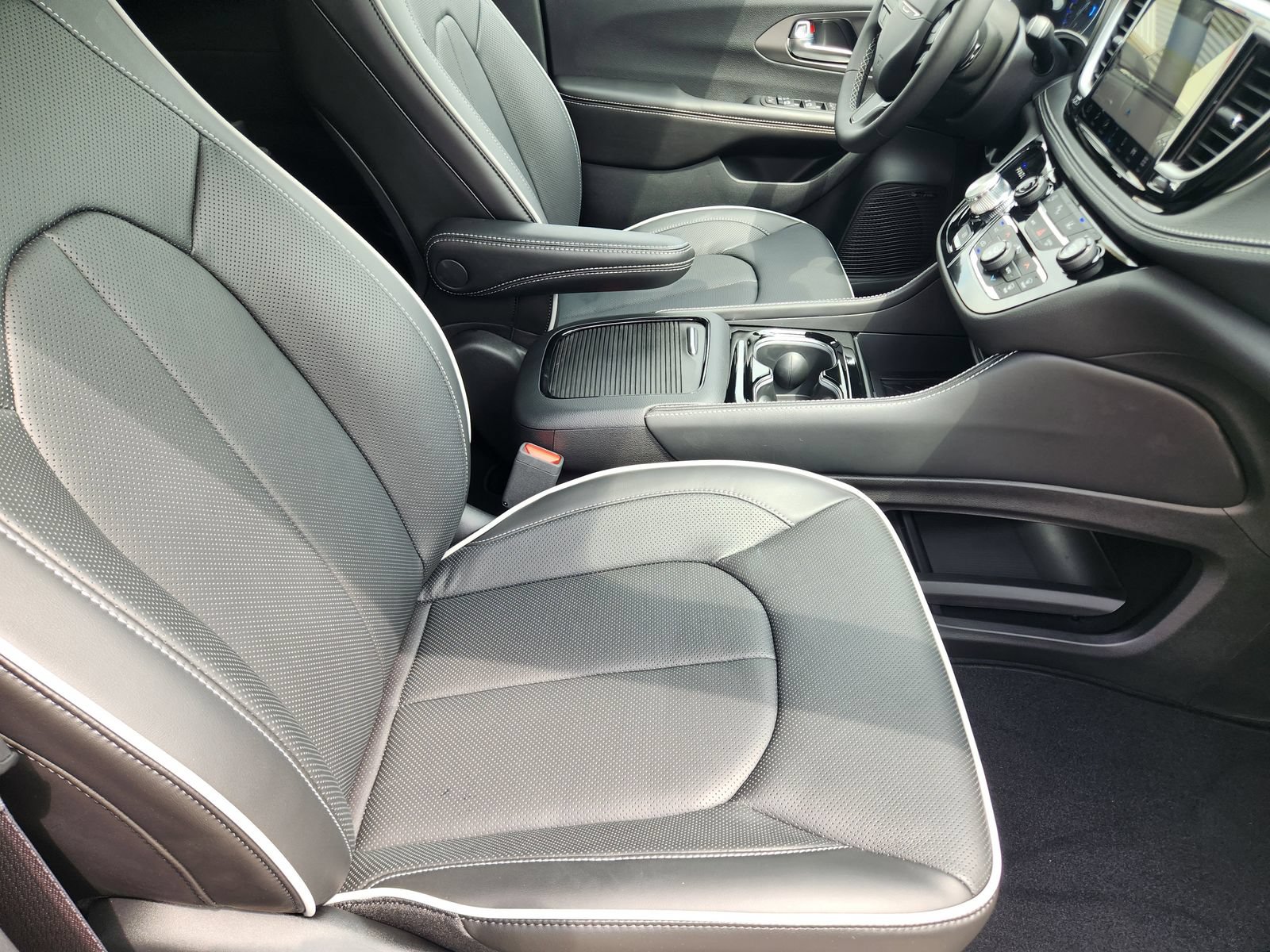 New 2027 Chrysler Pacifica Limited w/ S Appearance Package FWD image 13