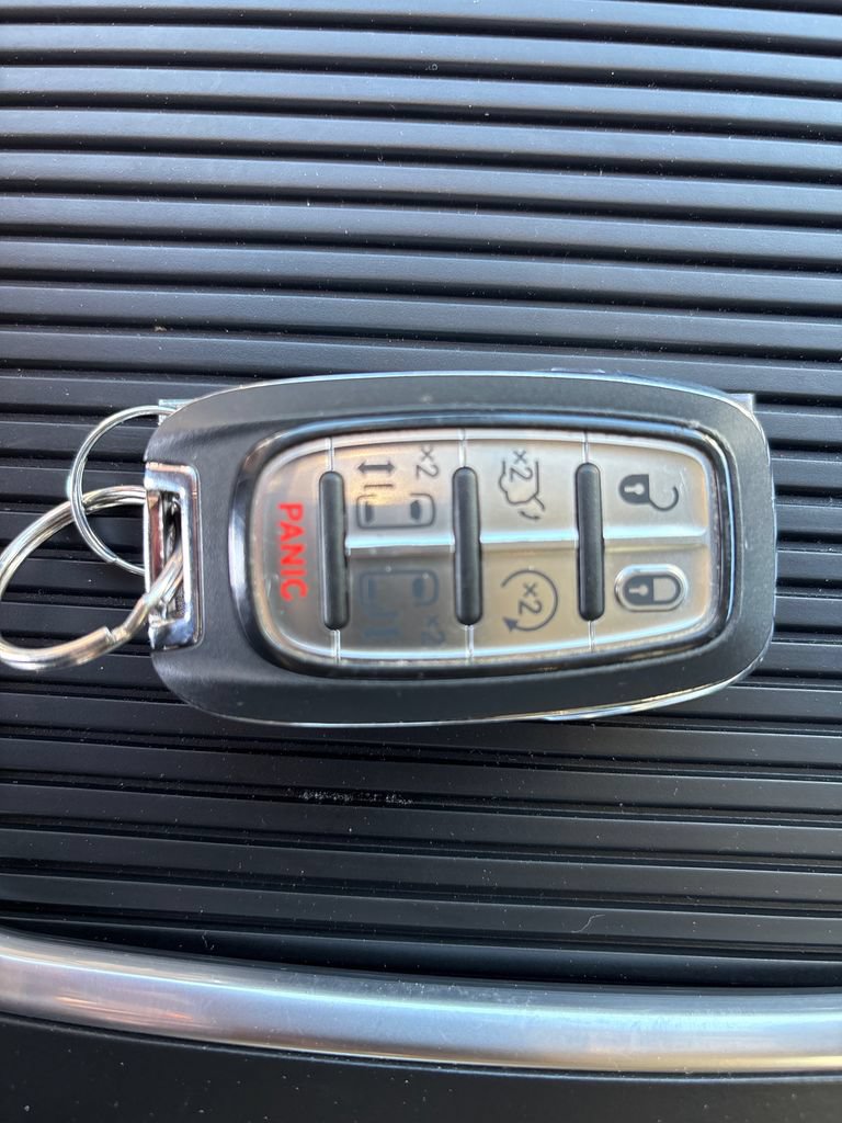 Used 2023 Chrysler Pacifica Touring-L FWD image 12