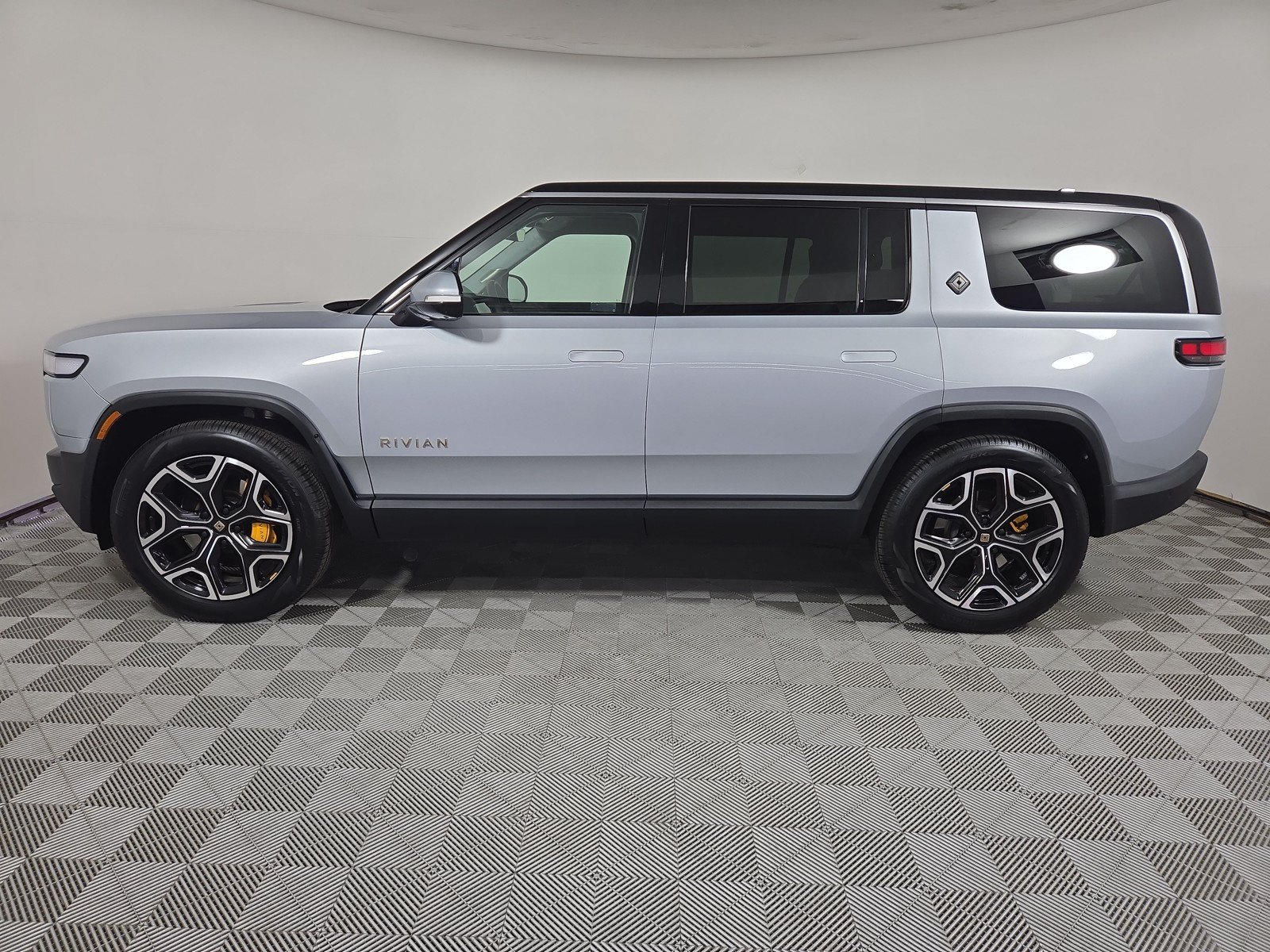 Used 2024 Rivian R1S Adventure AWD/4WD image 2