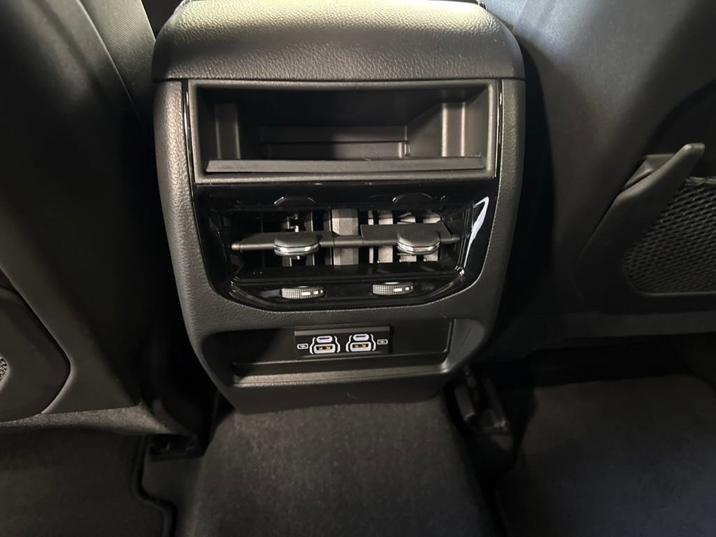 Used 2023 Jeep Grand Cherokee Laredo AWD/4WD image 19