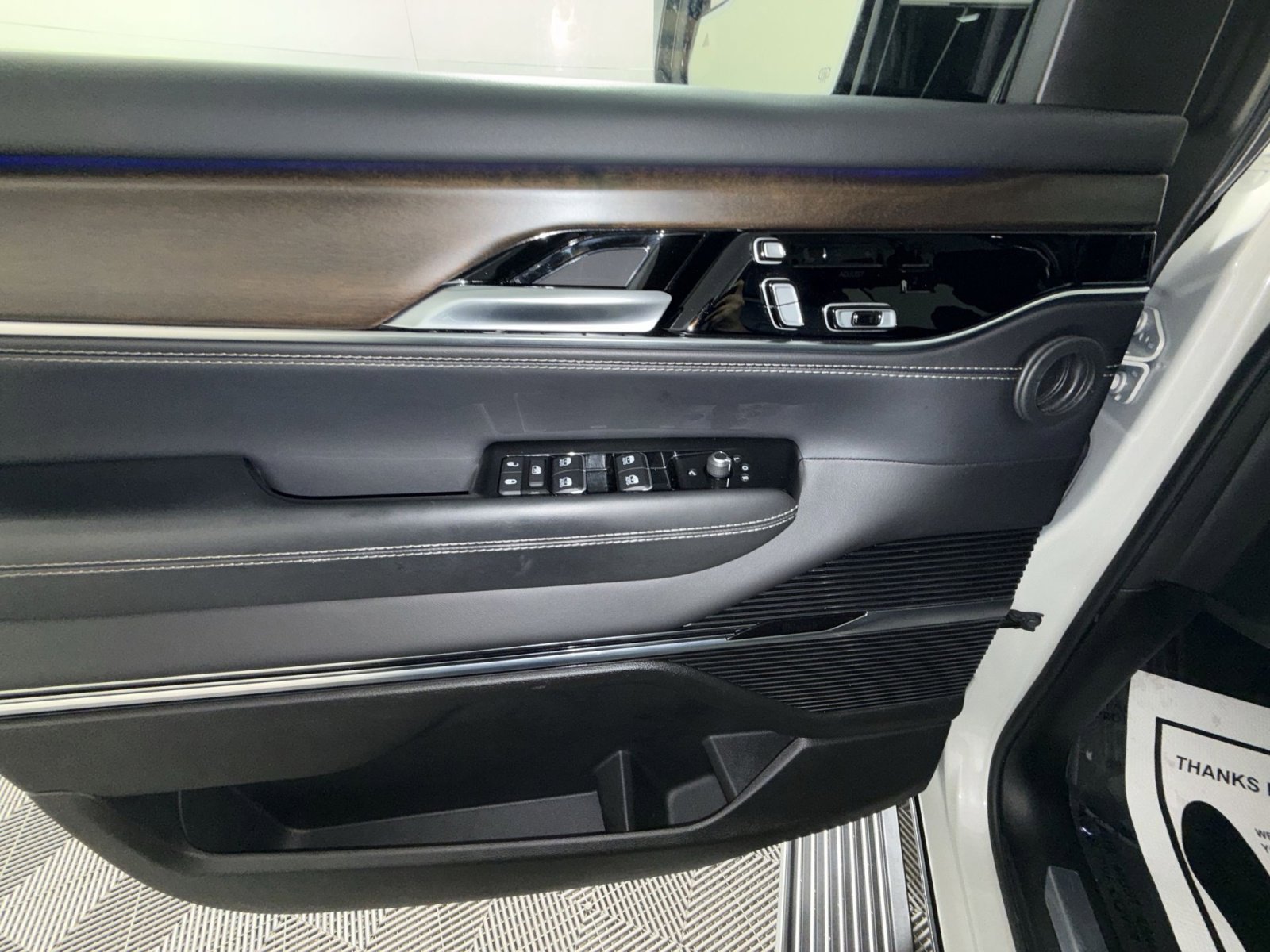 Used 2022 Jeep Grand Wagoneer Series I AWD/4WD image 15