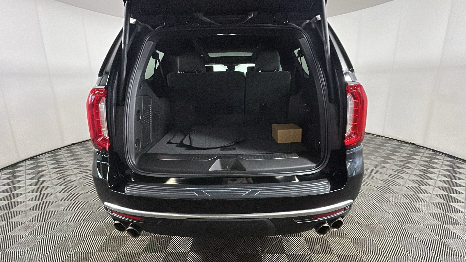 Used 2024 GMC Yukon XL Denali w/ Advanced Technology Package AWD/4WD image 32