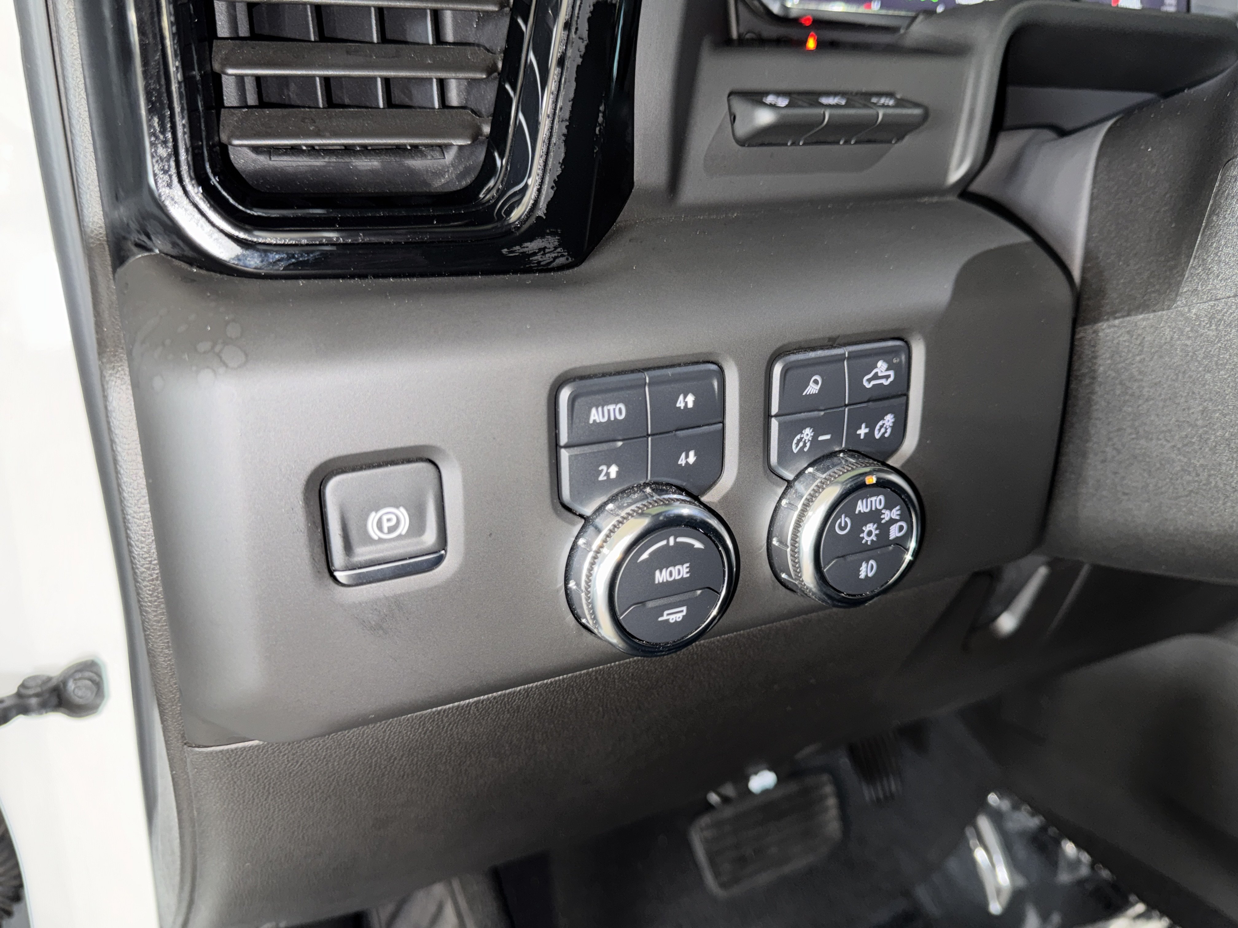 Used 2025 GMC Sierra 2500 AT4 w/ AT4 Premium Plus Package AWD/4WD image 20