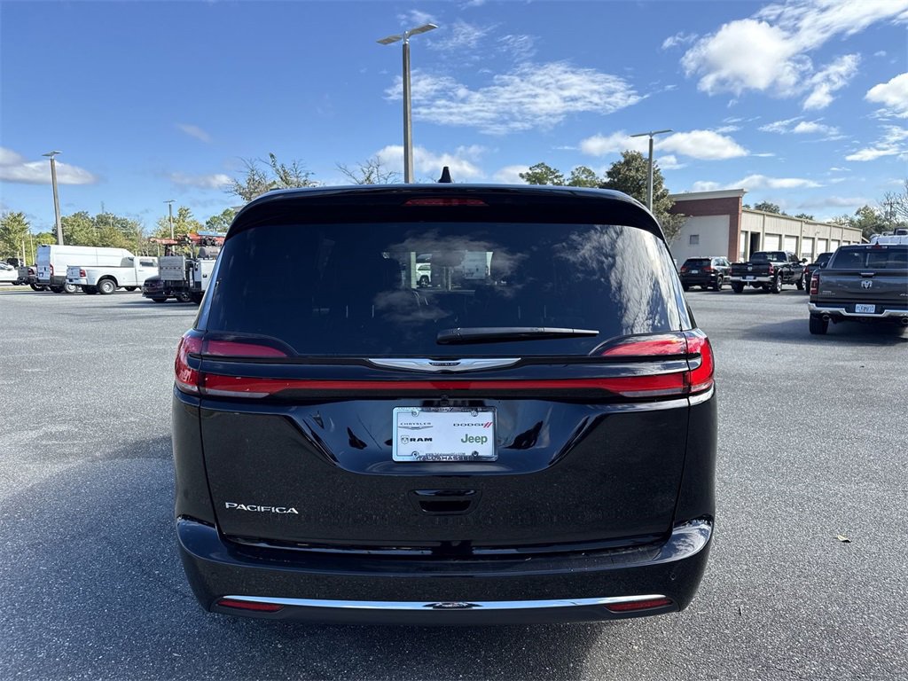 New 2026 Chrysler Pacifica Select image 4