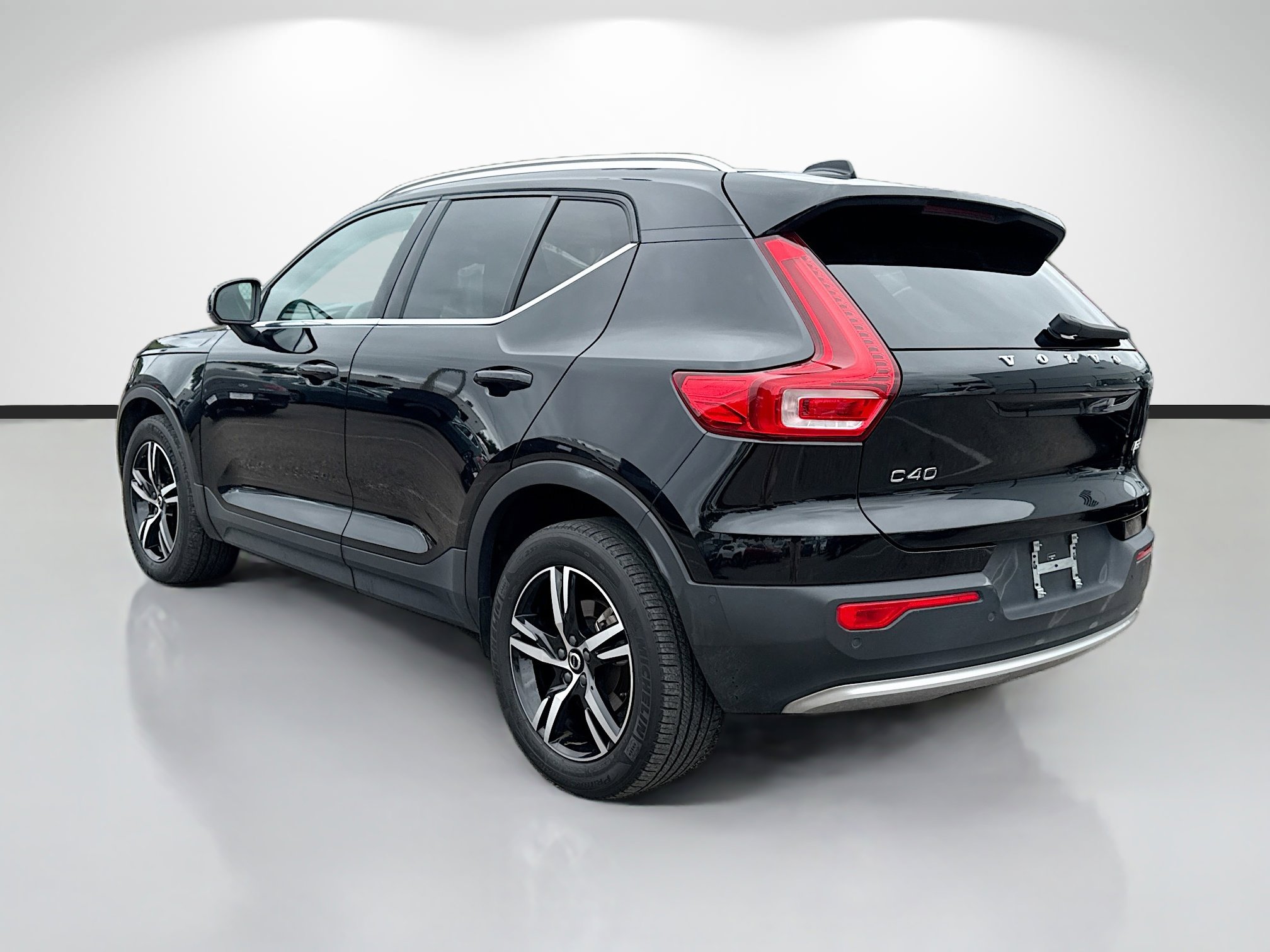 Used 2023 Volvo XC40 B5 Plus image 5