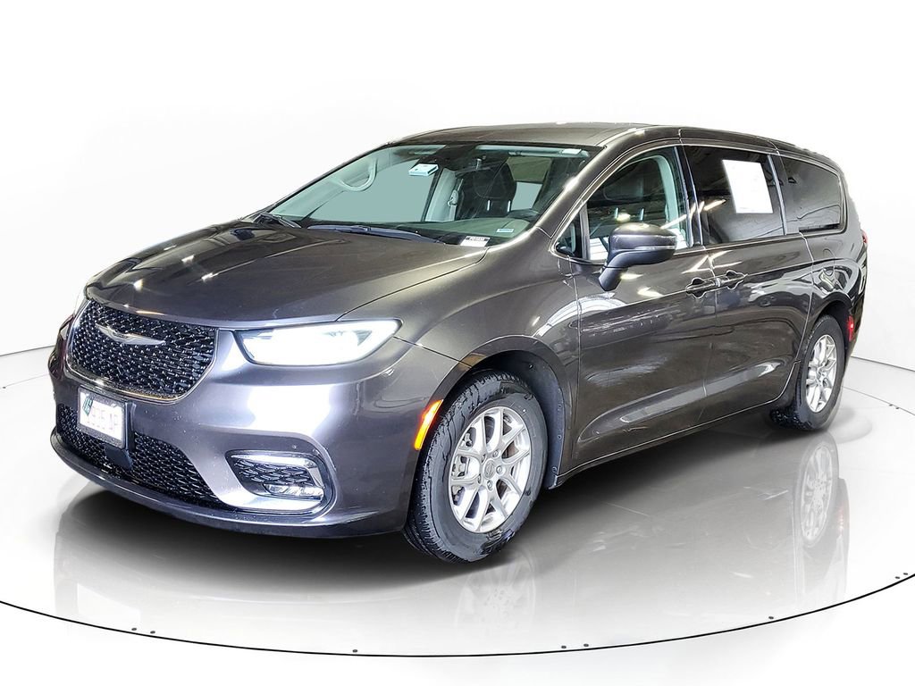 Used 2023 Chrysler Pacifica Touring-L FWD image 2