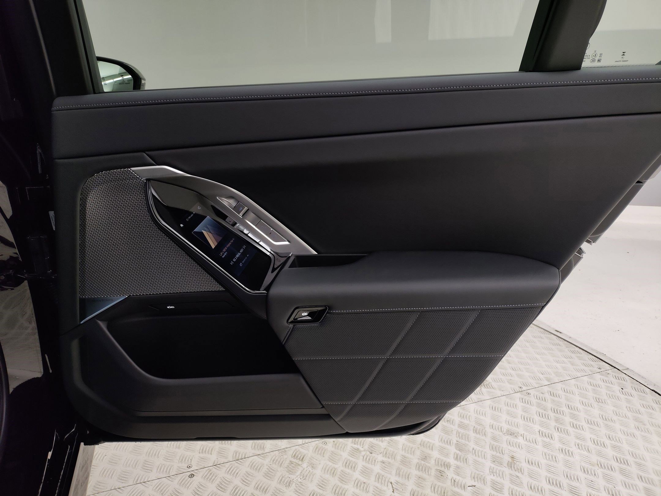 New 2026 BMW 750e xDrive image 22