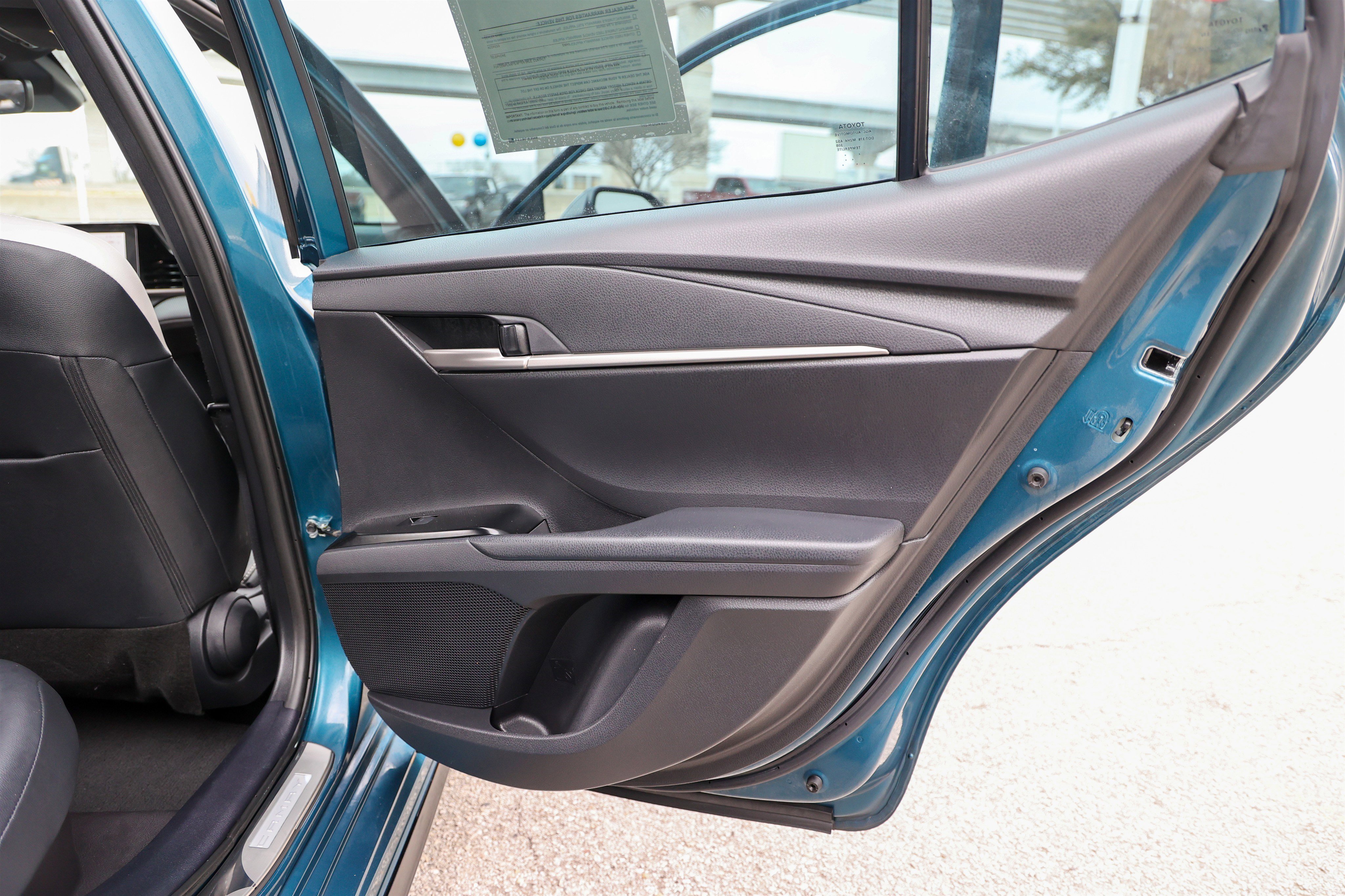 Used 2025 Toyota Camry SE w/ Convenience Package image 40