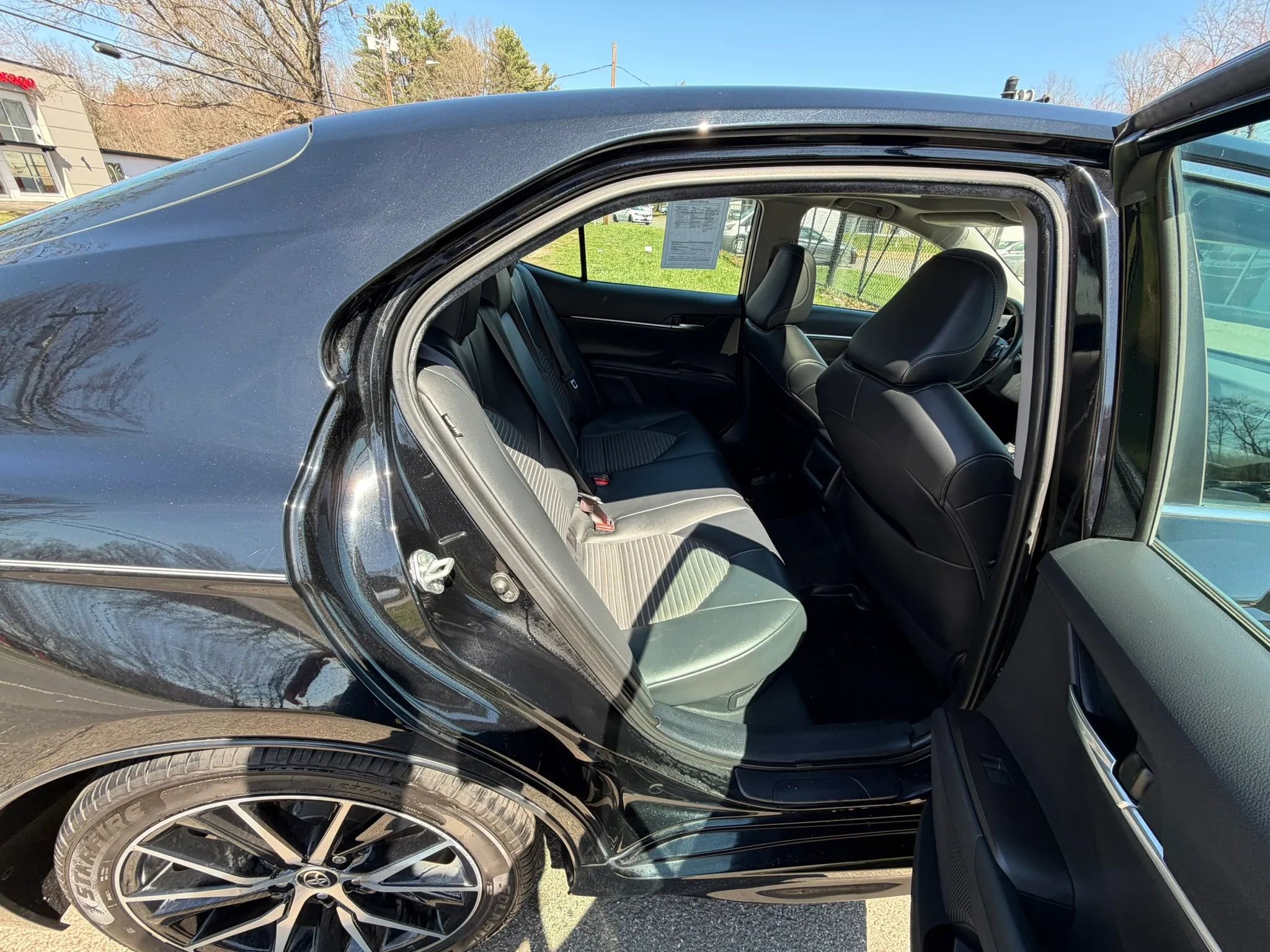 Used 2021 Toyota Camry SE w/ Audio Upgrade Package FWD image 16