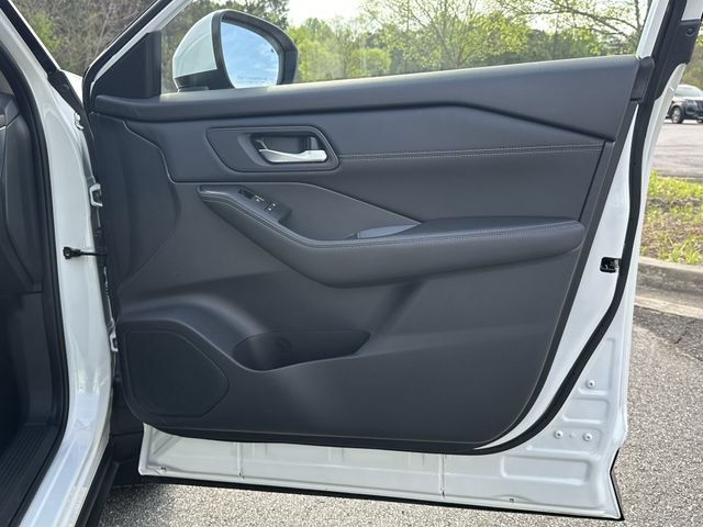 Certified 2025 Nissan Rogue SL w/ Tech Package FWD image 16