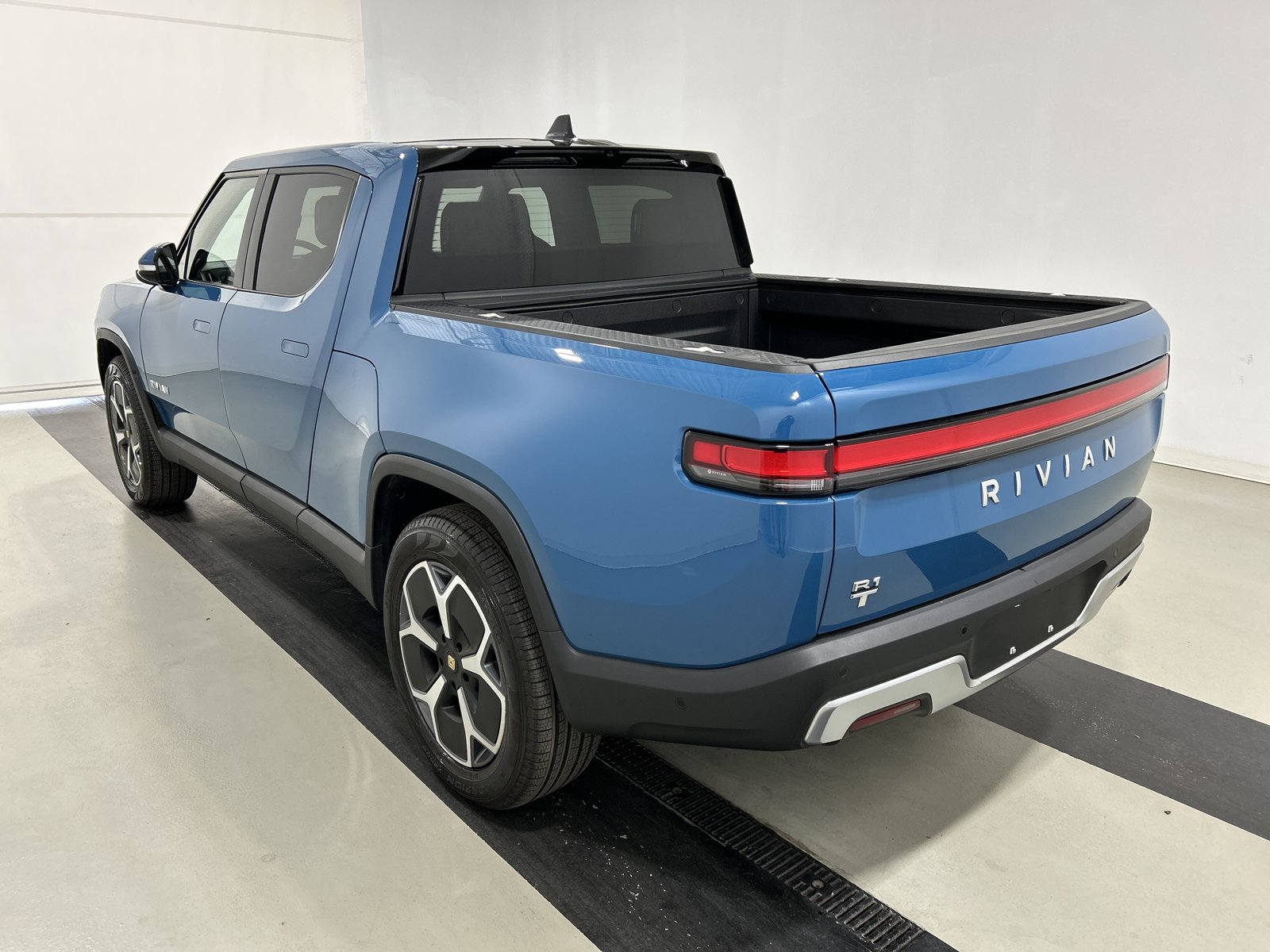 Used 2024 Rivian R1T Adventure AWD/4WD image 3