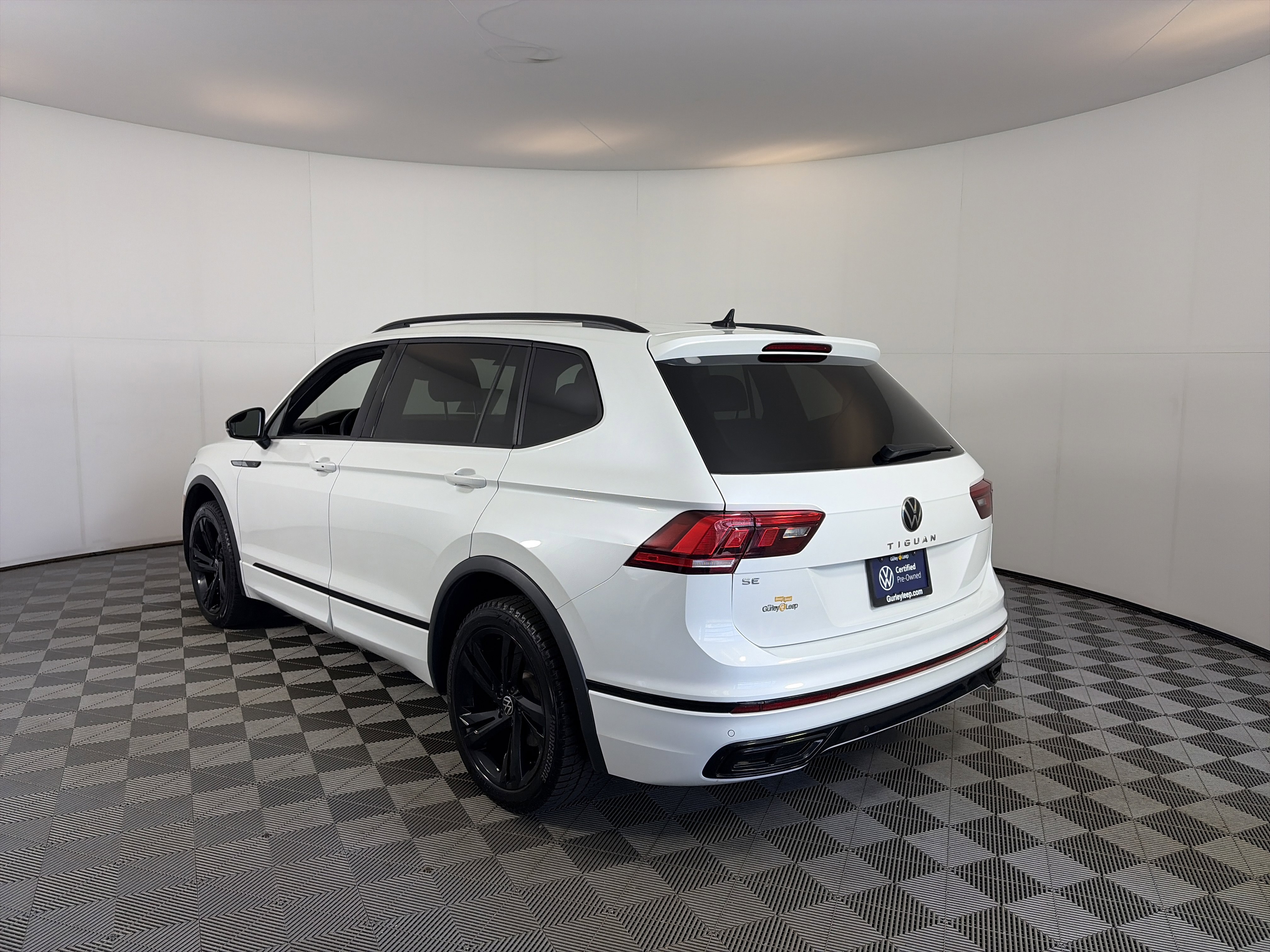 Used 2023 Volkswagen Tiguan SE R-Line FWD image 8
