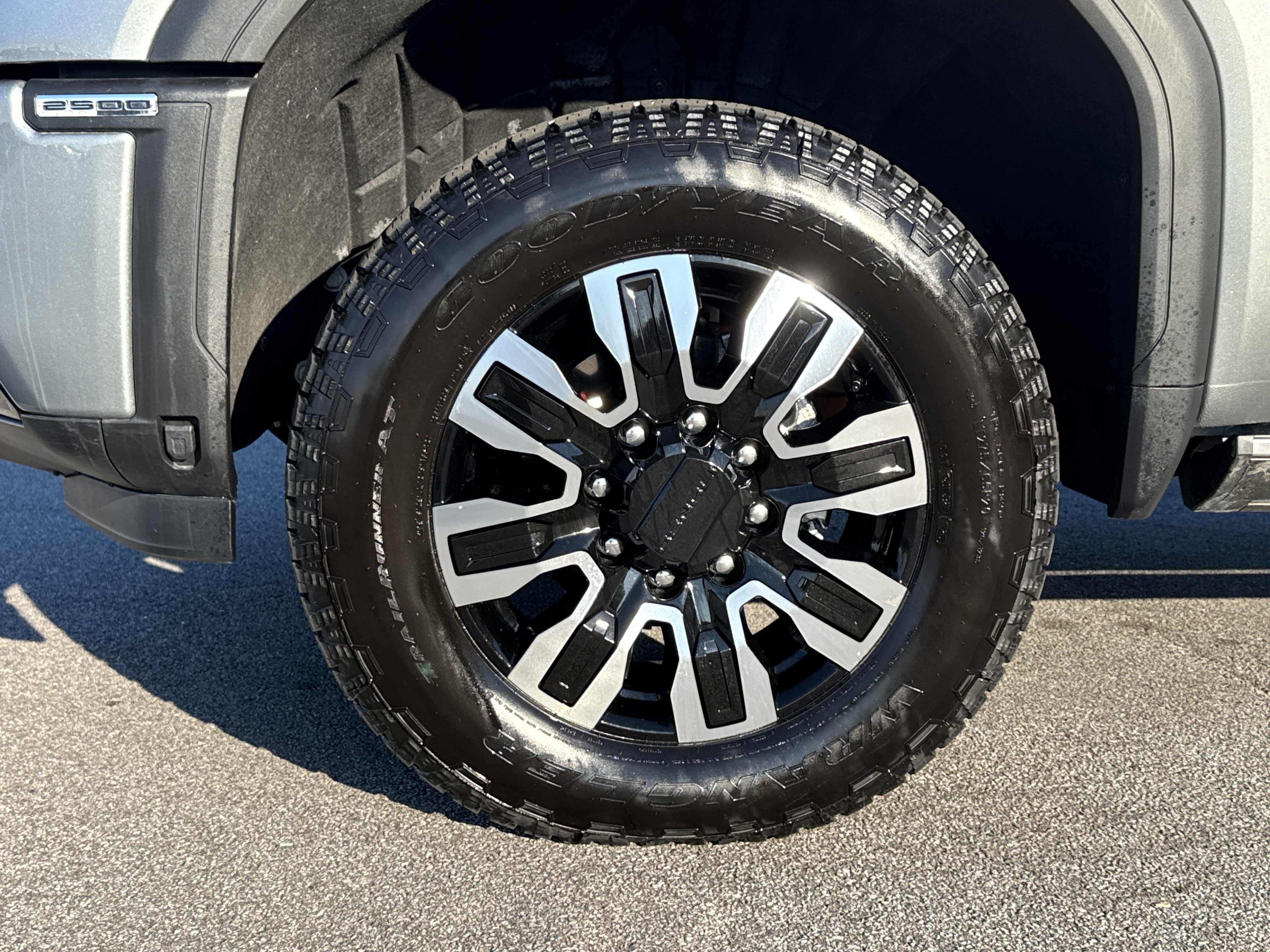 Used 2025 GMC Sierra 2500 Denali Ultimate image 13