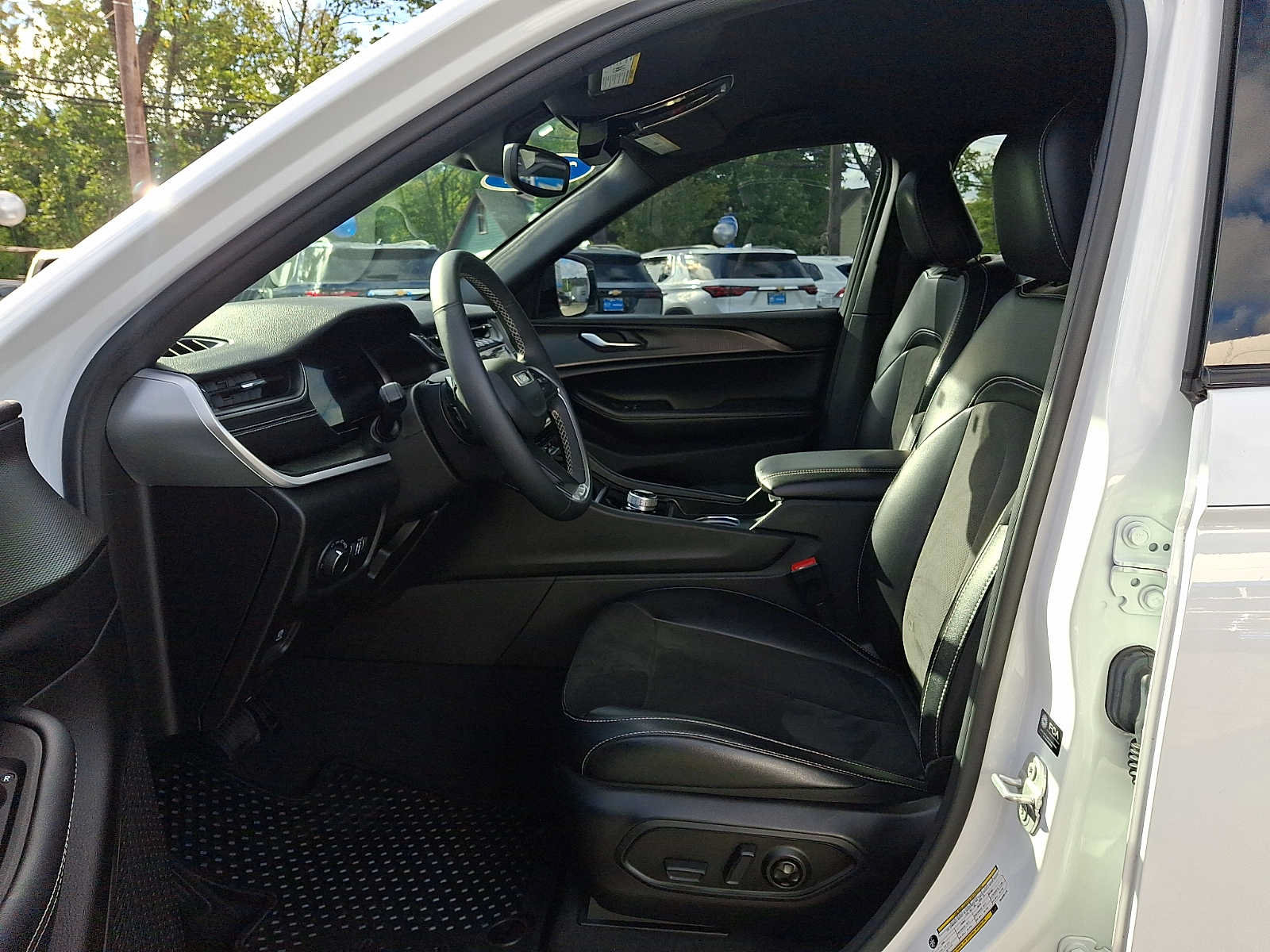 Used 2024 Jeep Grand Cherokee Altitude AWD/4WD image 13