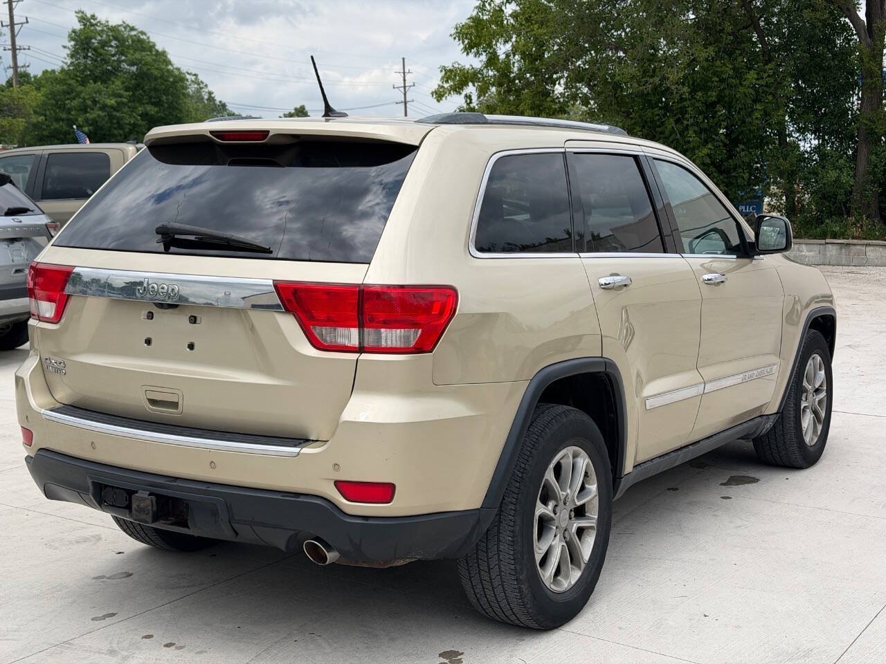 Used 2012 Jeep Grand Cherokee Limited w/ Trailer Tow Group AWD/4WD image 5