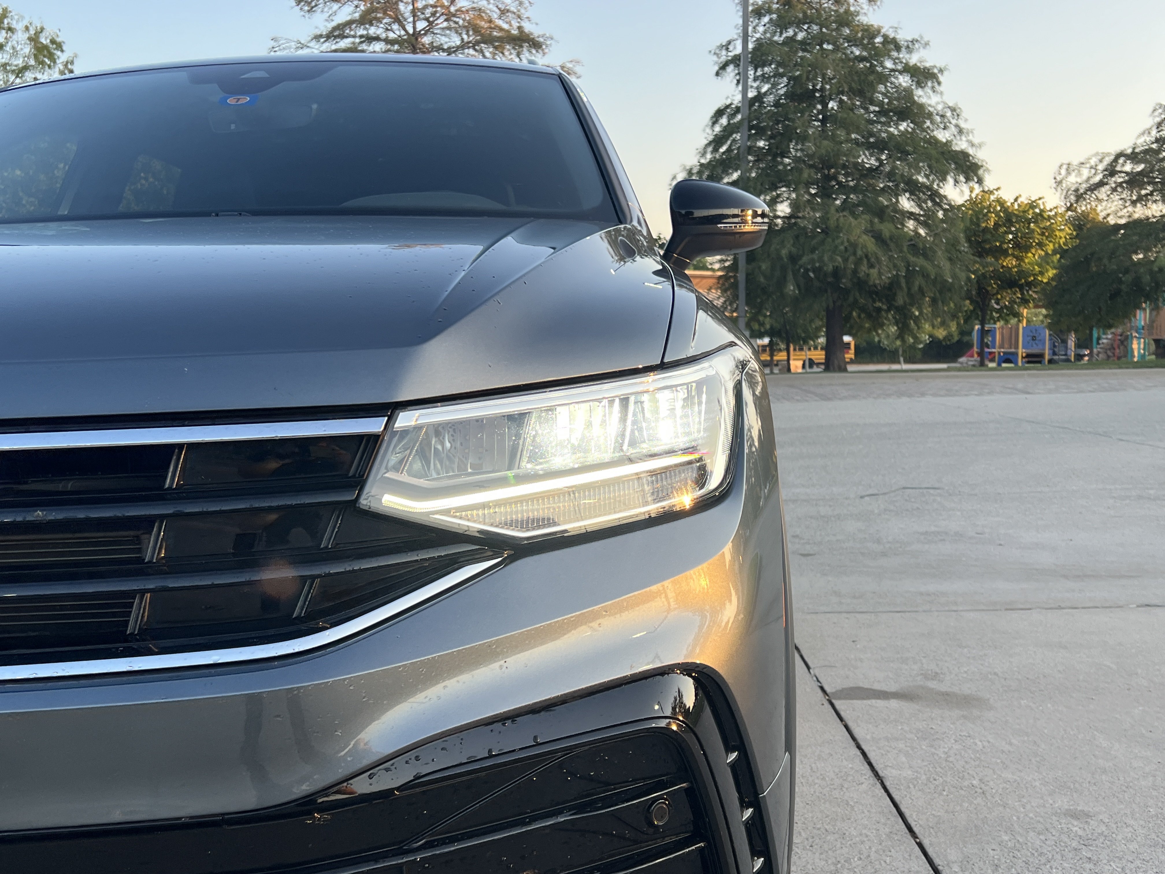 Used 2023 Volkswagen Tiguan SE R-Line FWD image 3